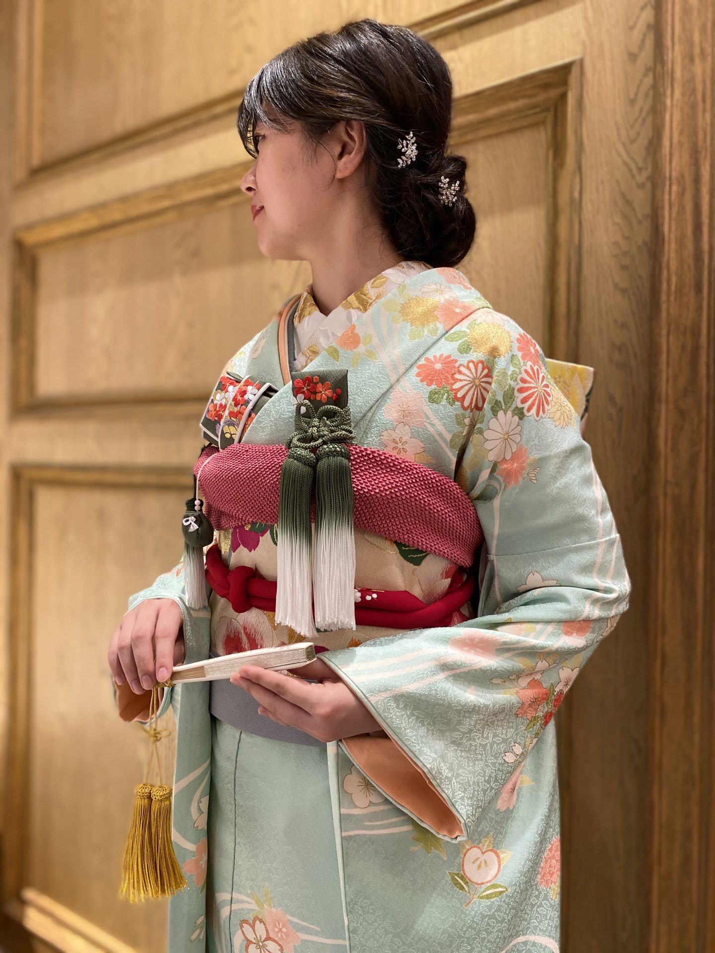 ザトリートドレッシングで人気のアットホームでナチュラルな結婚式がイメージの花嫁様におすすめの淡い色味の本振袖