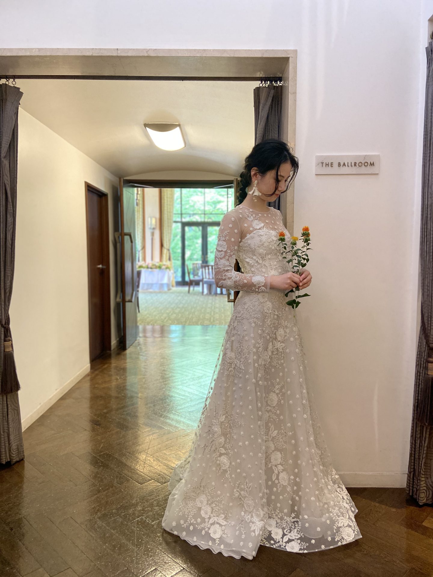 THE TREAT DRESSING大阪店に取り扱いのある、NAEEM KAHNの総刺繍の袖付きのウェディングドレス