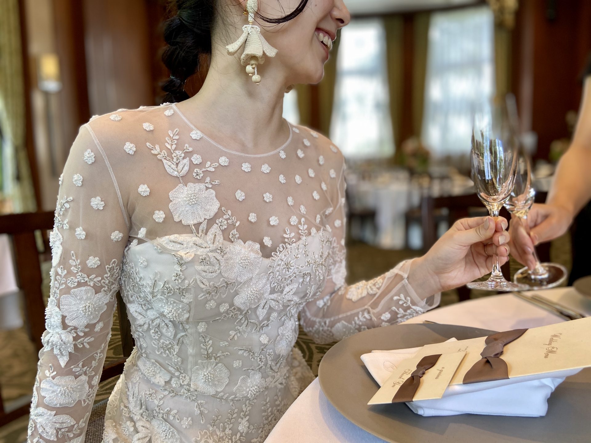 THE GARDEN ORIENTAL OSAKAのTHE BALL ROOMの和モダンな会場に合うナイーム・カーンのウェディングドレスとオスカー・デ・ラ・レンタのイヤリングを合わせてお洒落なパーティースタイルに