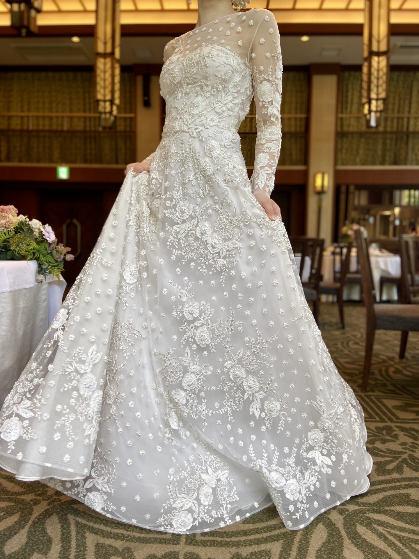 ザ・トリートドレッシング大阪店で取り扱いのある刺繍が綺麗で輝きのある袖付きのエレガントなウェディングドレス