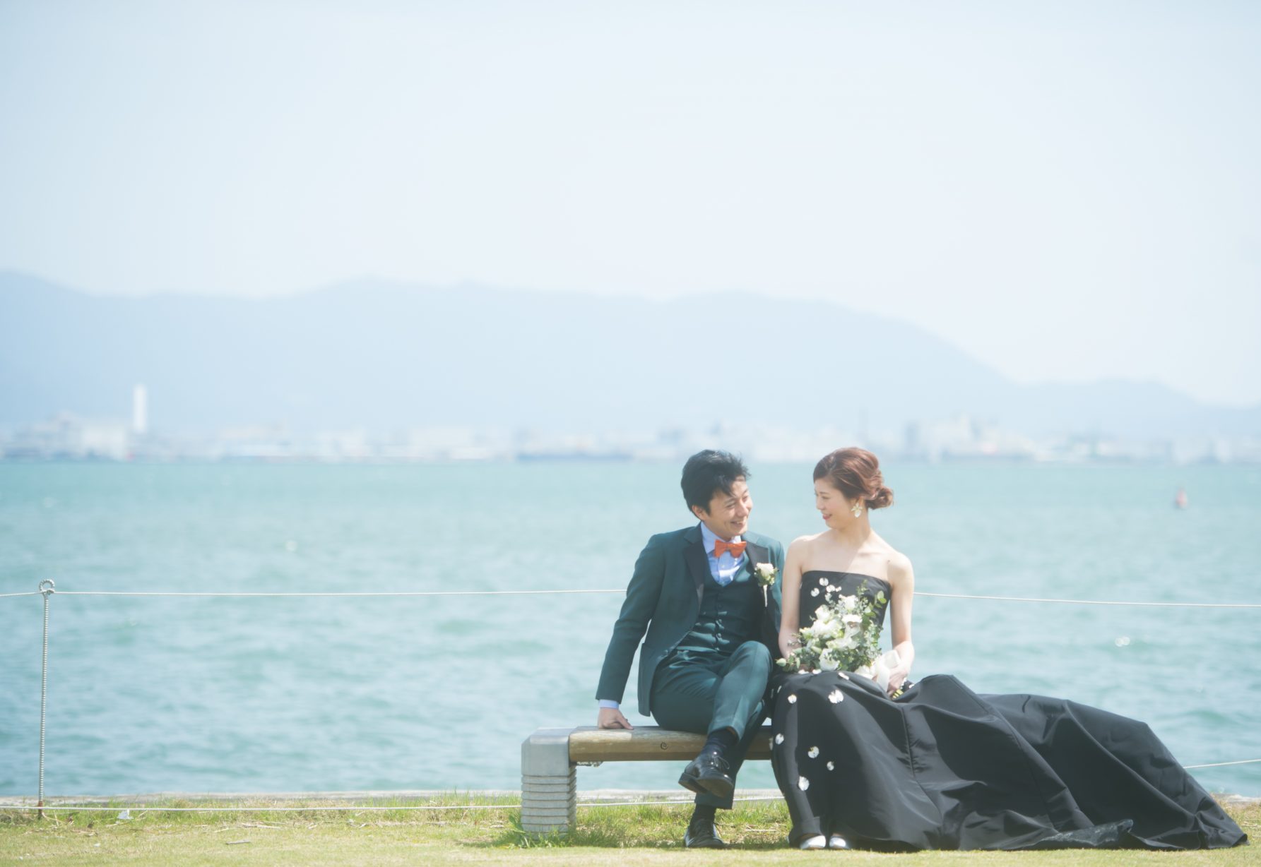 前撮りでもお写真に映えるブラックドレス モニークルイリエの新作ウェディングドレスはルイガンズ婚にぴったり