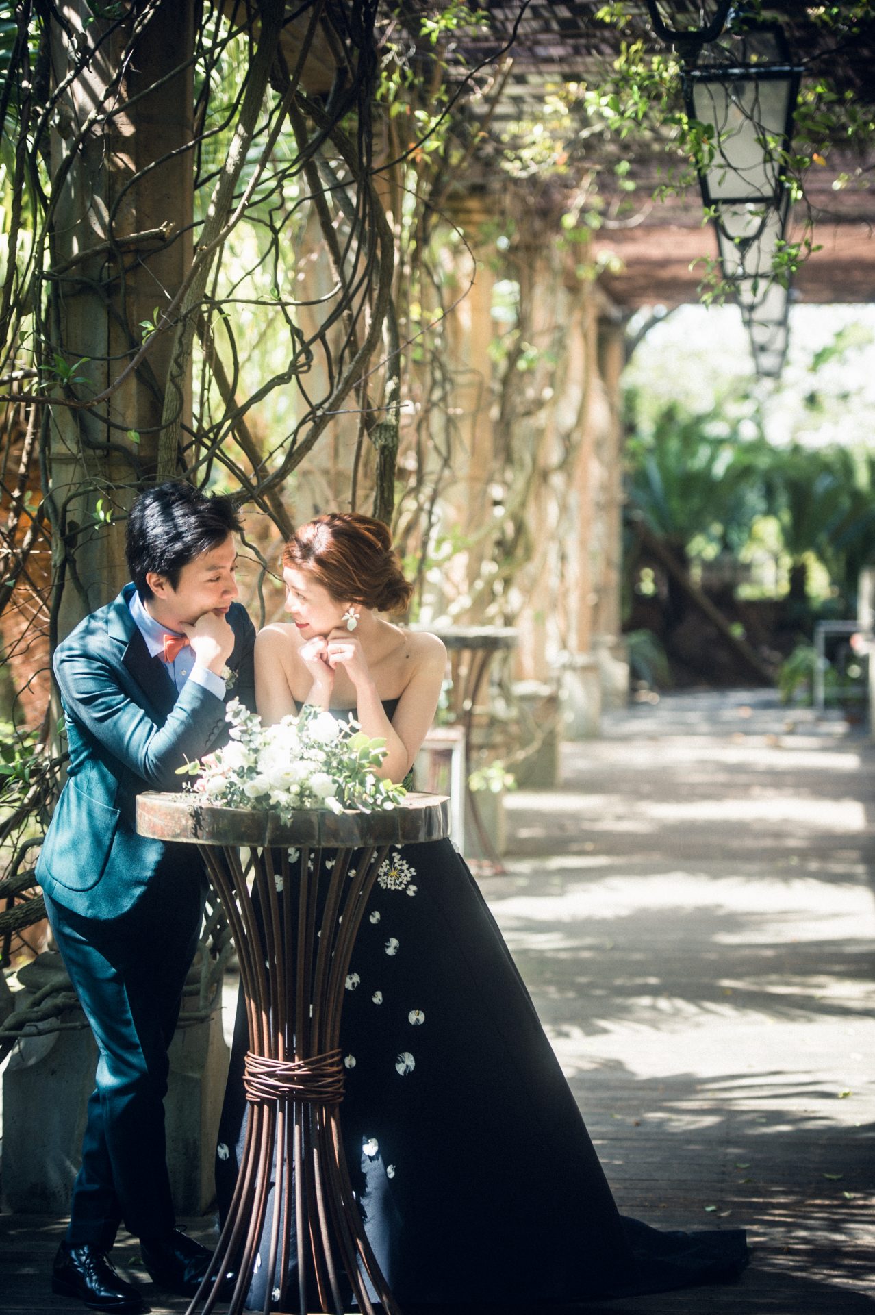 ザ・ルイガンズの前撮りはグリーンに包まれた最高のロケーションで、ザ・トリート・ドレッシングで新規のレンタルカラードレスとぴったり