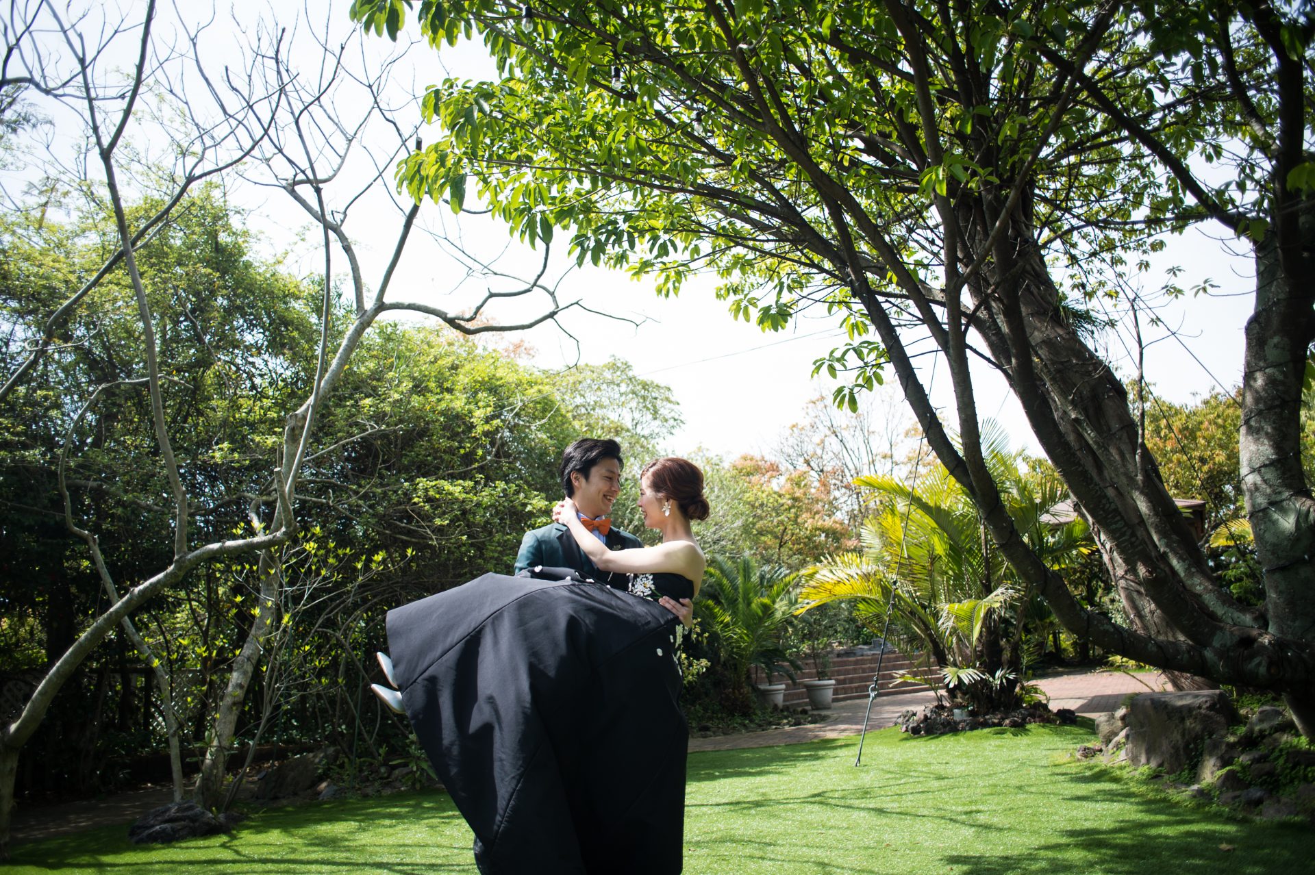 カジュアルタキシードとおしゃれなアンクル丈ドレスでルイガンズの前撮りでおしゃれな着こなしができます