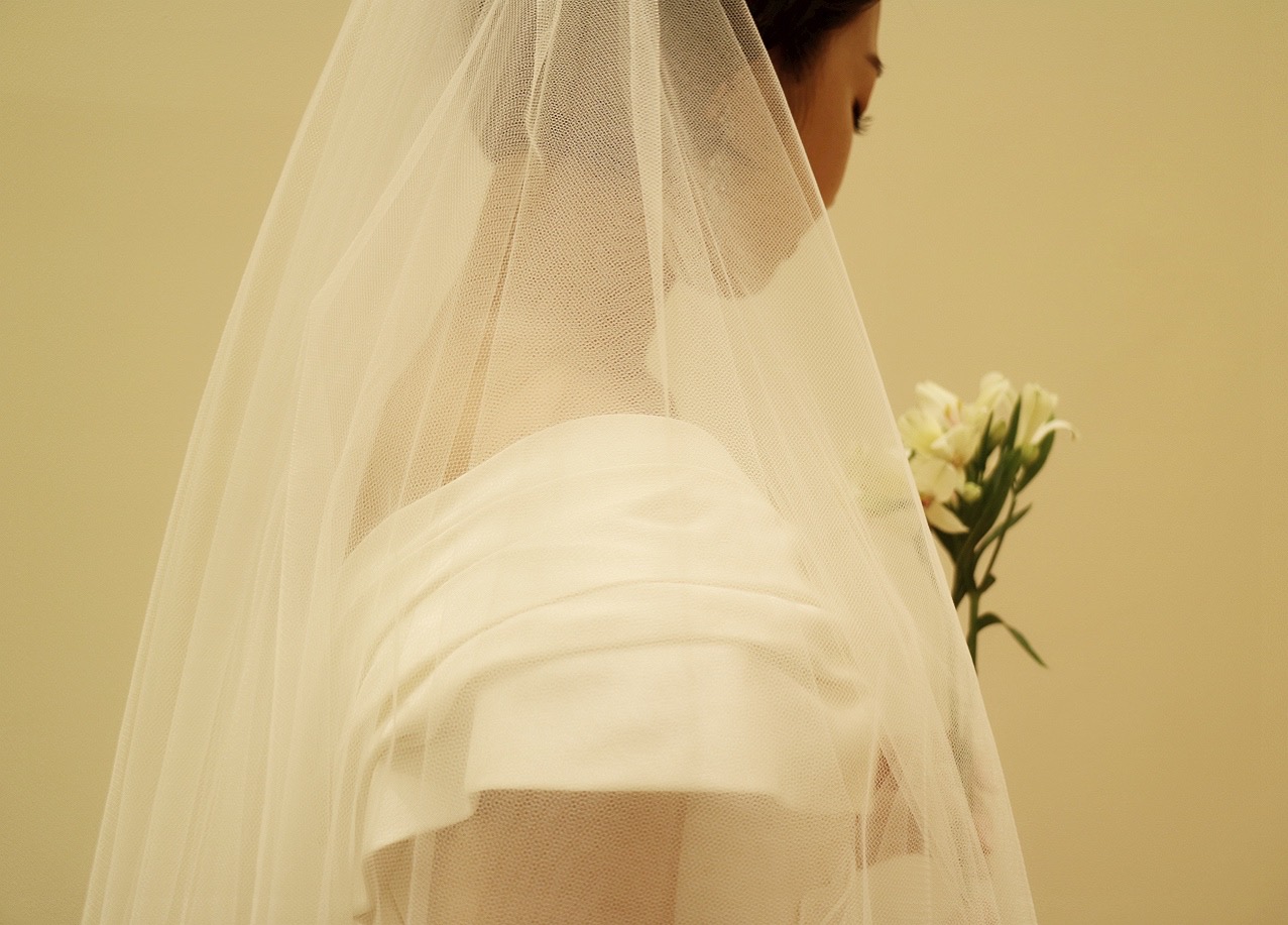 ザ・トリート・ドレッシング京都店のキャロリーナヘレラのシンプルなオフショルダーのウエディングドレスとロングベールを合わせたコーディネート