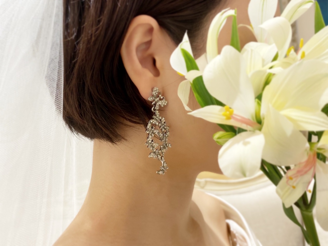 ショートボブヘアやボブヘアの花嫁様におすすめのオスカーデラレンタの蝶々モチーフのイヤリング
