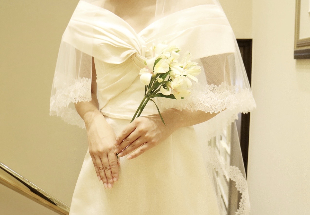 ザ・トリート・ドレッシングにてお取り扱いをしているキャロリーナヘレラのシルクファイユのオフショルダーのドレスとトリート・メゾンのオリジナルベール