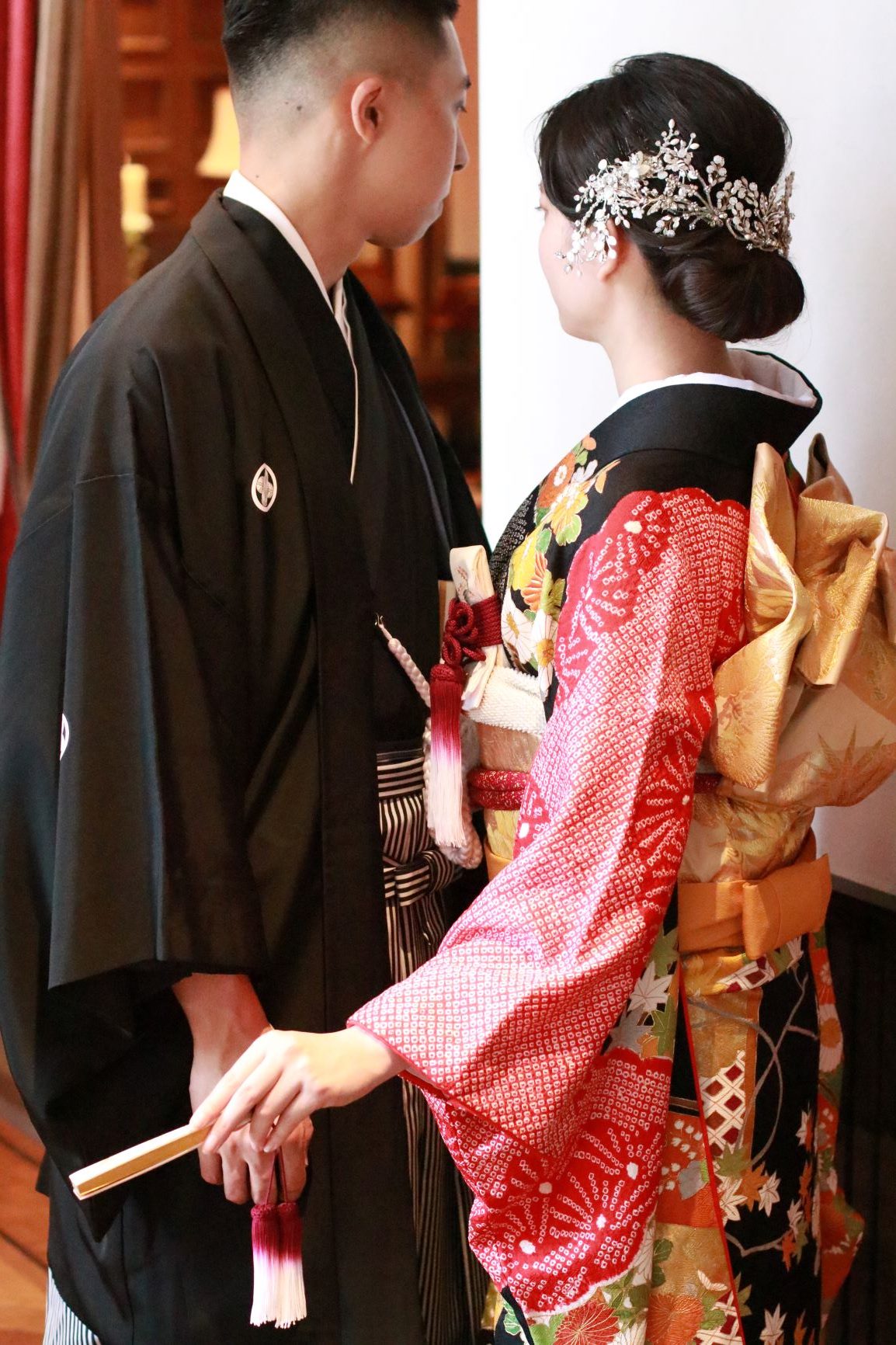 新郎様は紋付袴姿、新婦様は色鮮やかな色打掛や振袖をお召しいただく結婚式の和装スタイルは、お洒落な花嫁様に人気のお色直しや前撮りのスタイルとなっており、現代にふさわしい和モダンな印象のコーディネートがおすすめです