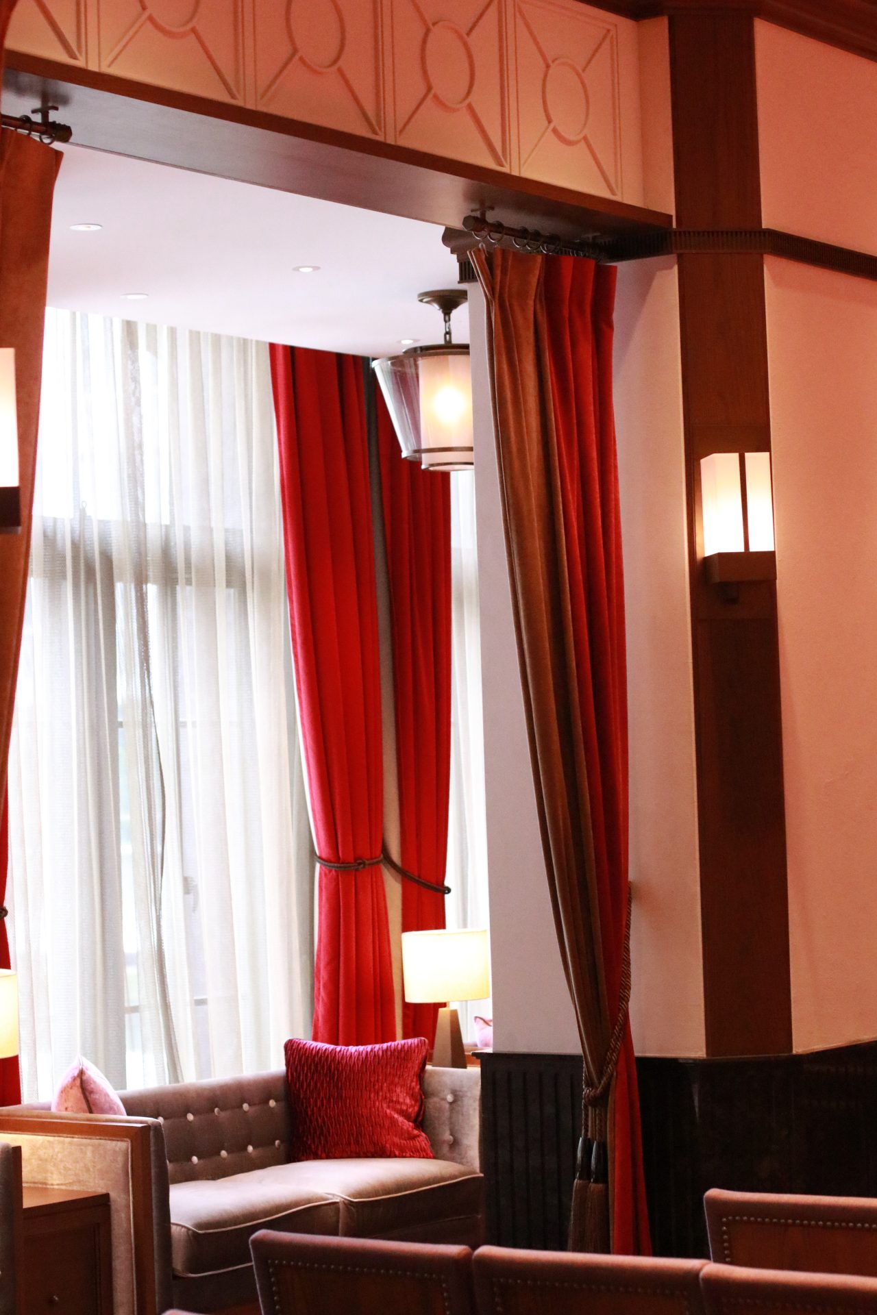 都内で人気の結婚式会場、赤坂プリンスクラシックのチャペルは、ゲストの方との距離が近くアットホームな雰囲気が特徴のため、少人数ウェディングをご希望の方にもおすすめの会場です