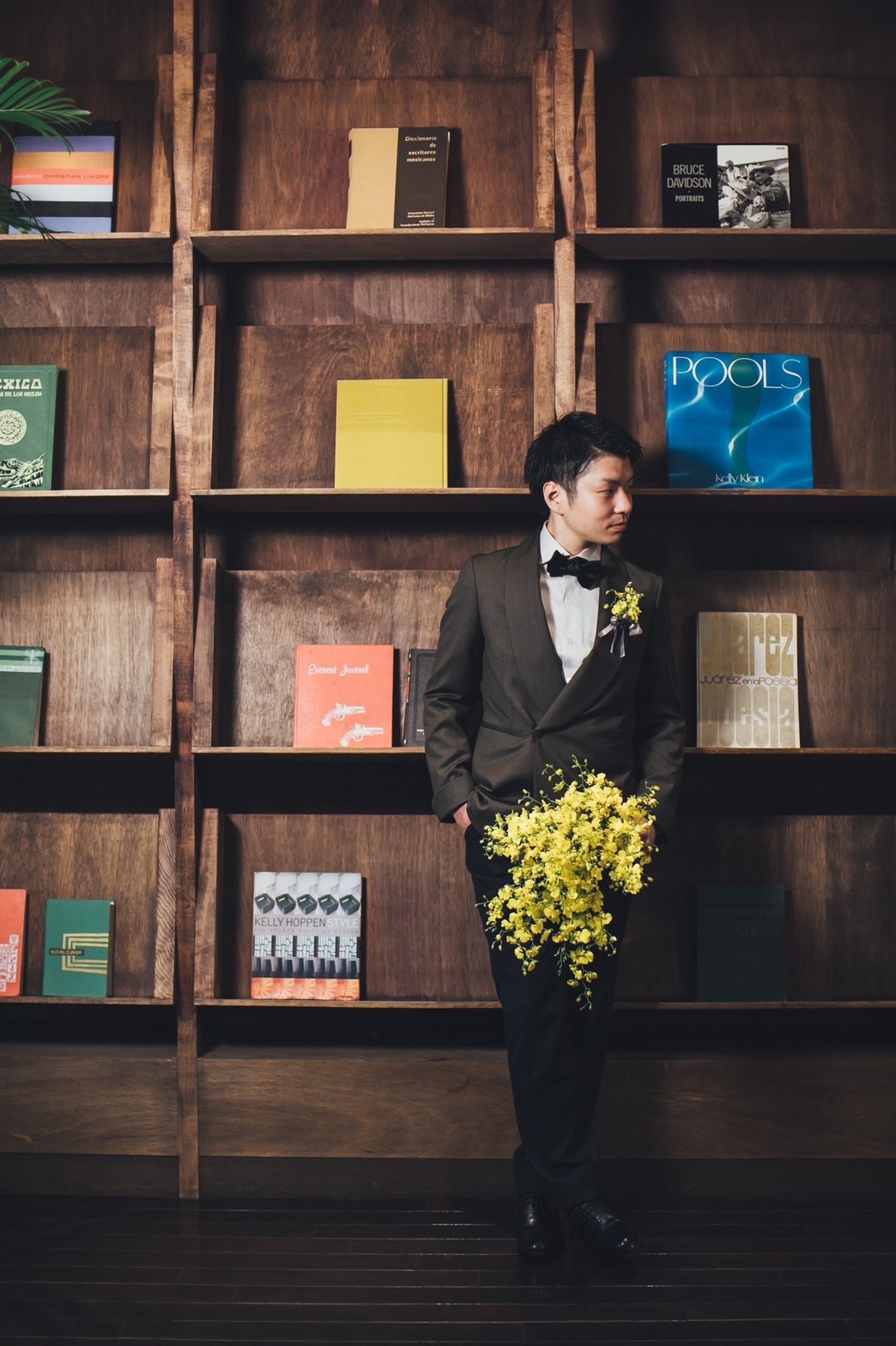 ザ・ルイガンズのシックなバンケットにぴったりな、ザ・トリートドレッシングオリジナルのブラウンのタキシード