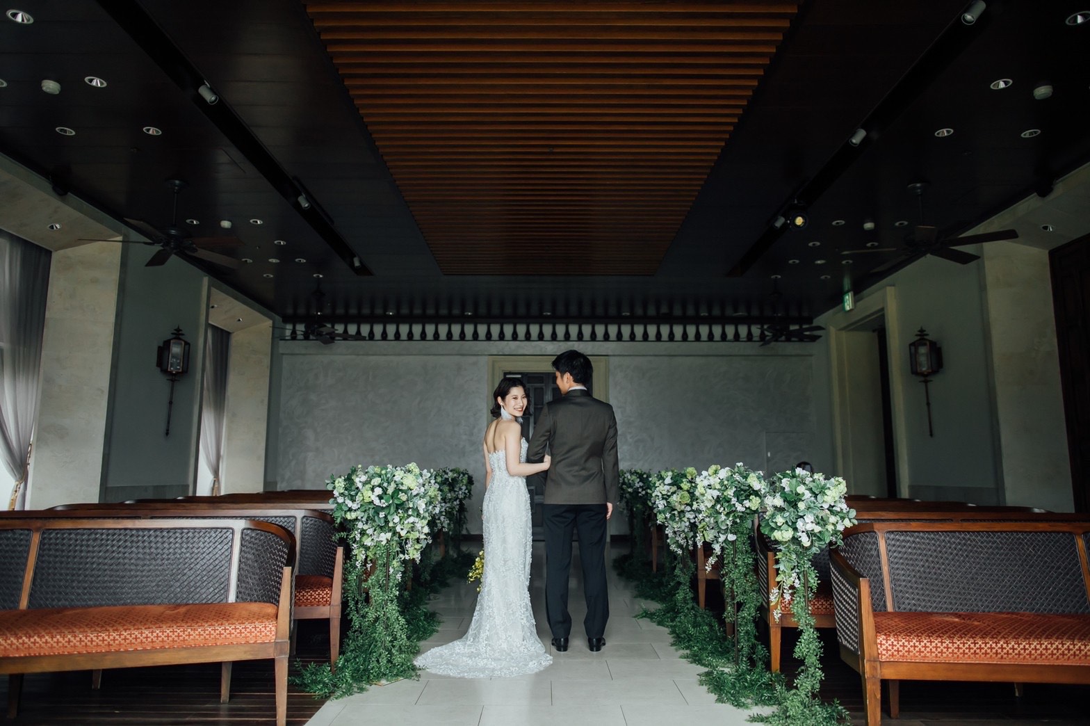 ザ・ルイガンズのシックで光が差し込むチャペルに映える、バックスタイルが印象的なエリザベス・フィルモアのドレス