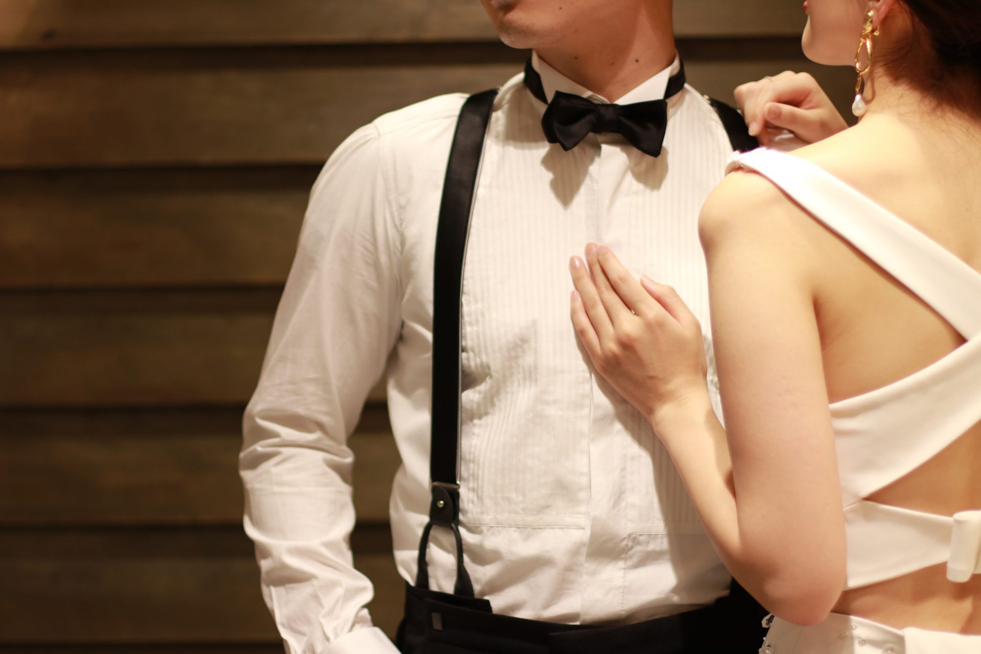 THETREATDRESSINGがご提案する新郎様の披露宴でのシャツスタイルは、ゲストとの距離が近いアットホームなパーティーにぴったりのコーディネートで、インポートドレスとの組み合わせにオススメです