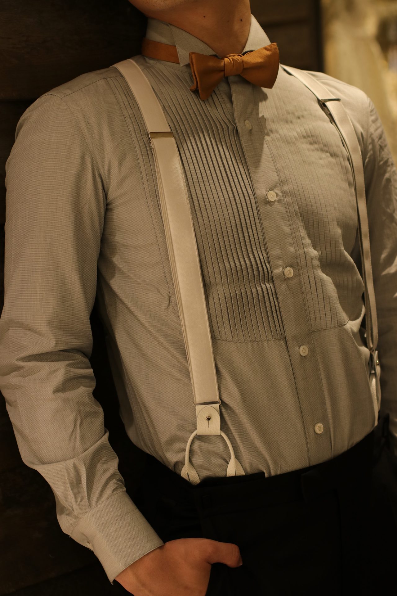 春や夏の結婚式でのお色直しスタイルはジャケットを脱いでカジュアルダウンした爽やかなシャツスタイルに明るい色味の小物でコーディネートをしていただくのがおすすめです