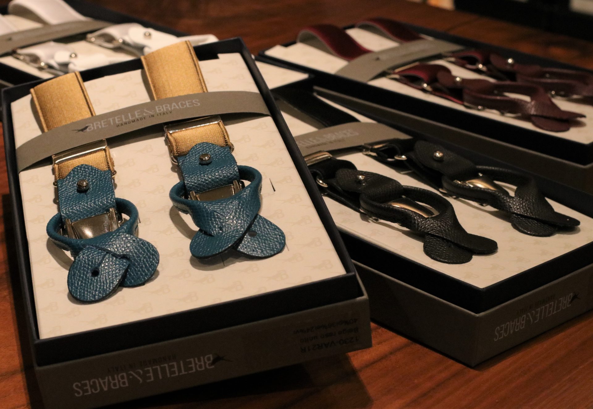 東京表参道の人気ドレスショップ ザ・トリート・ドレッシングに届いたのは、ブラックのフォーマルタキシードに合わせたいお洒落なご新郎様にオススメのサスペンダーです