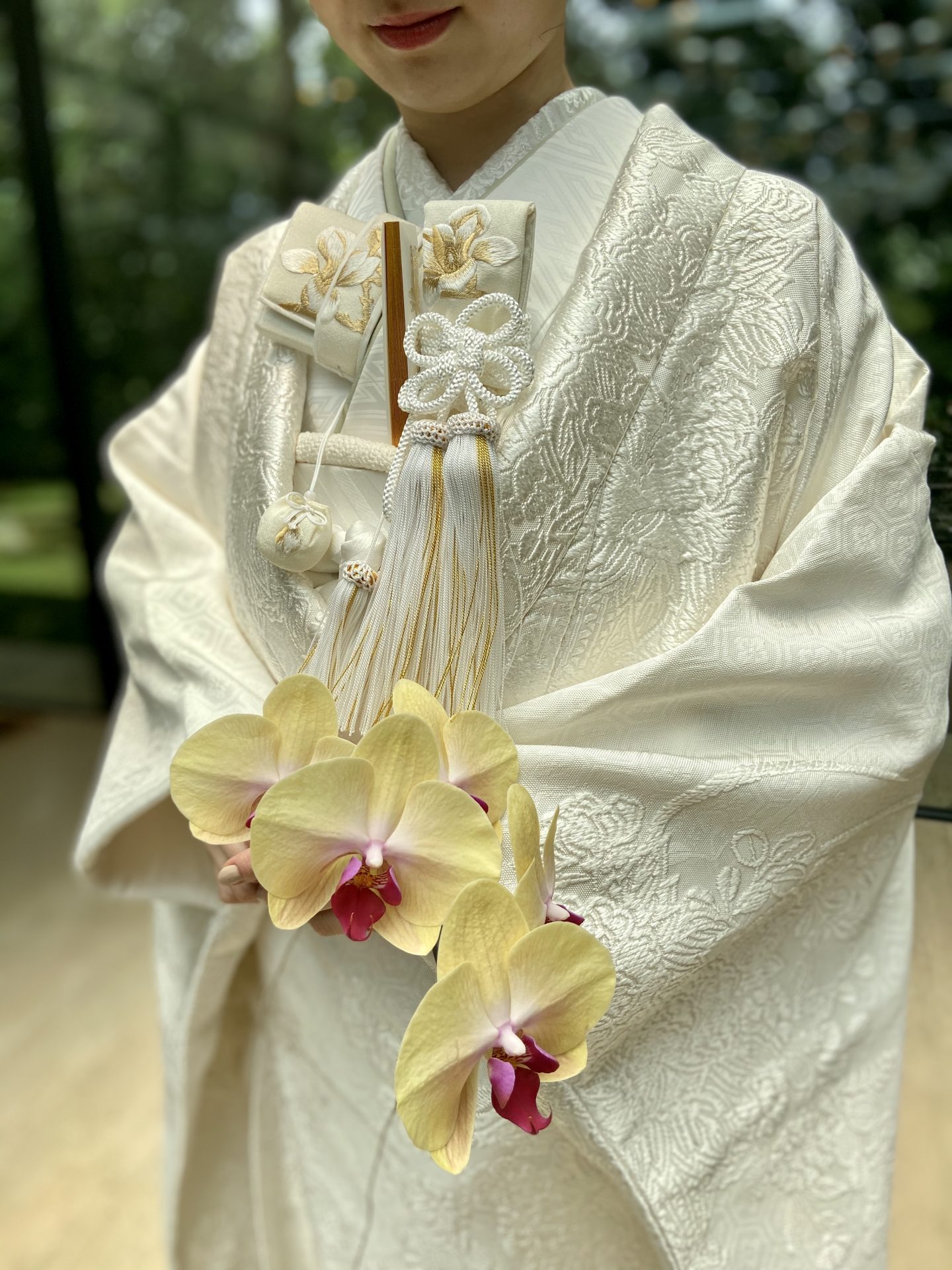 ザ・トリートドレッシング大阪でお取り扱いのある白無垢をお召になり、小物はゴールド刺繍のもので合わせ唯一無二のスタイルに