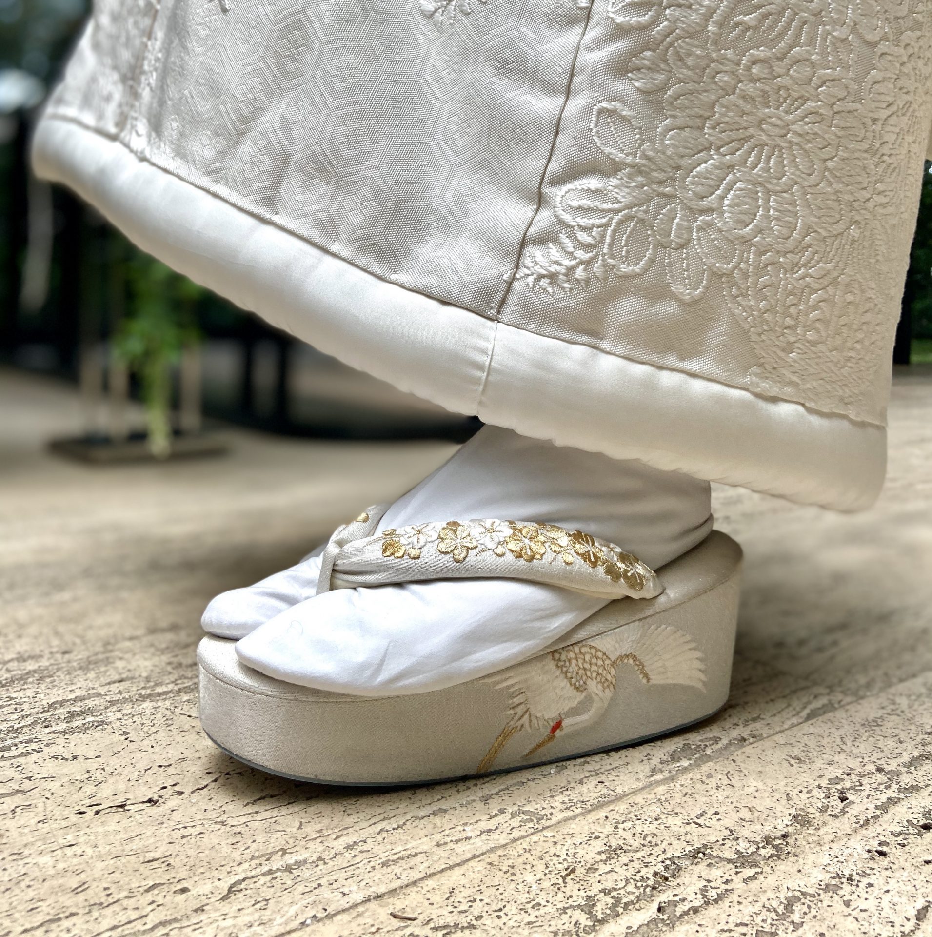 ゴールドの刺繍が入った草履を合わせ、足元までゲストの皆様の目を惹く素敵な印象に