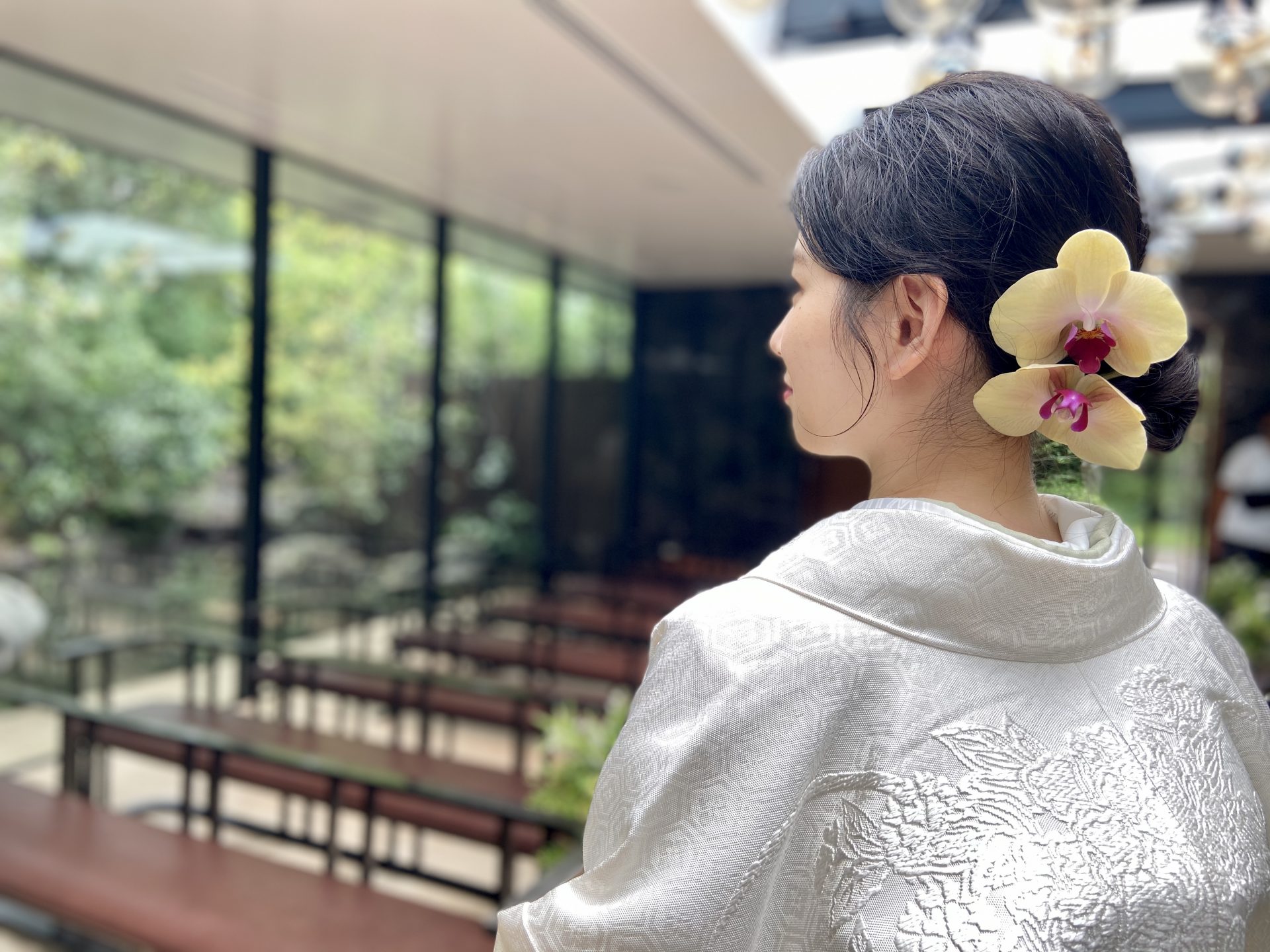 ザ・トリートドレッシングの白無垢に胡蝶蘭を合わせ、凛としたウェディングスタイルを演出