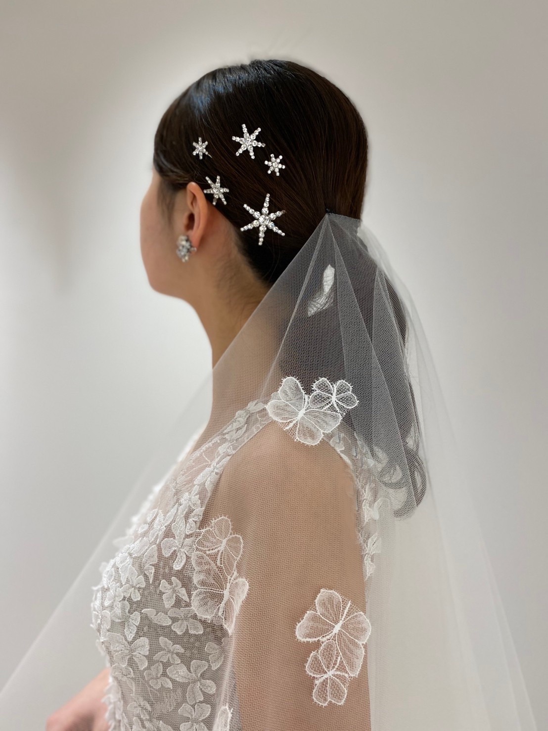 ジェニファー・ベアのヘッドパーツをポニーテールのヘアスタイルに合わせ、アットホームなオシャレなパーティーにぴったりなスタイリング