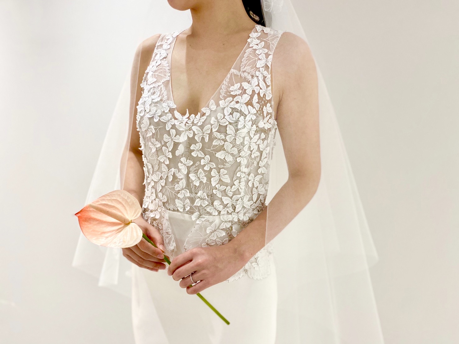 THE TREAT DRESSING大阪店からエリザベス・フィルモアのVネックのすっきりしたウェディングドレスと新作オリジナルベールと合わせた素敵なコーディネート