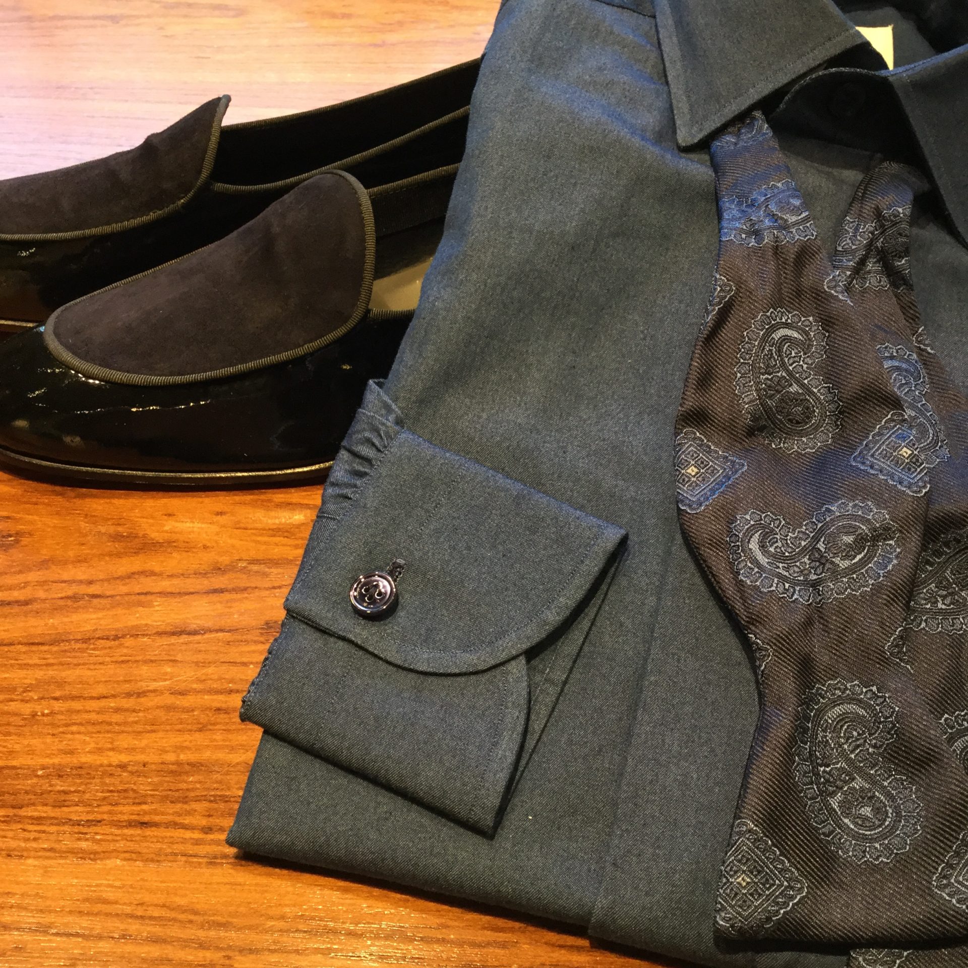 トリートジェントルマンがご紹介するタキシードにアヴィーノラボラトリオナポレターノのシャツを合わせたコーディネート