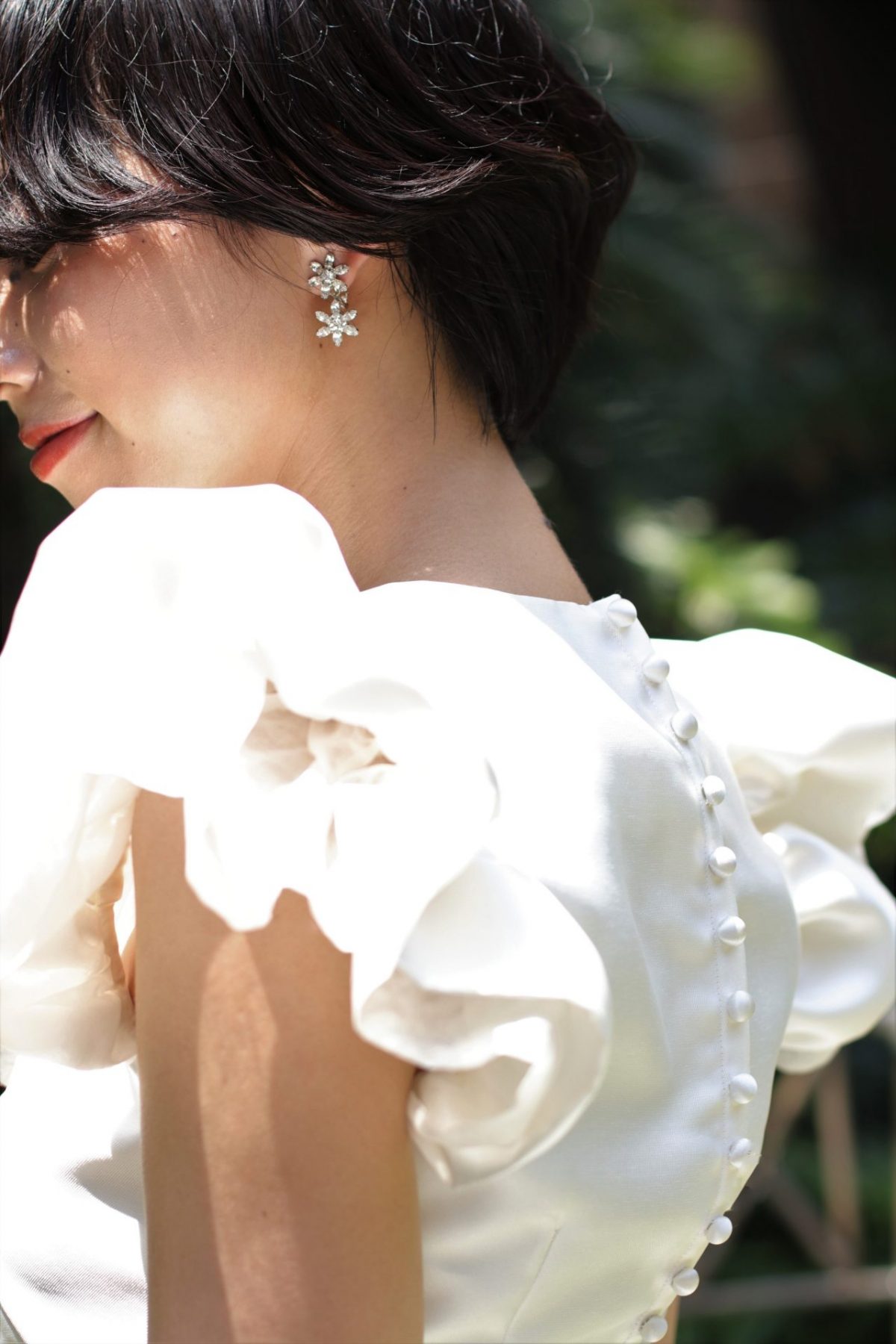 トレンドの肩付きのウェディングドレスは顔周りを華やかに見せるので、コーディネートはイヤリングやヘアスタイルはシンプルにまとめたり、ショートヘアの花嫁様にもお勧めです