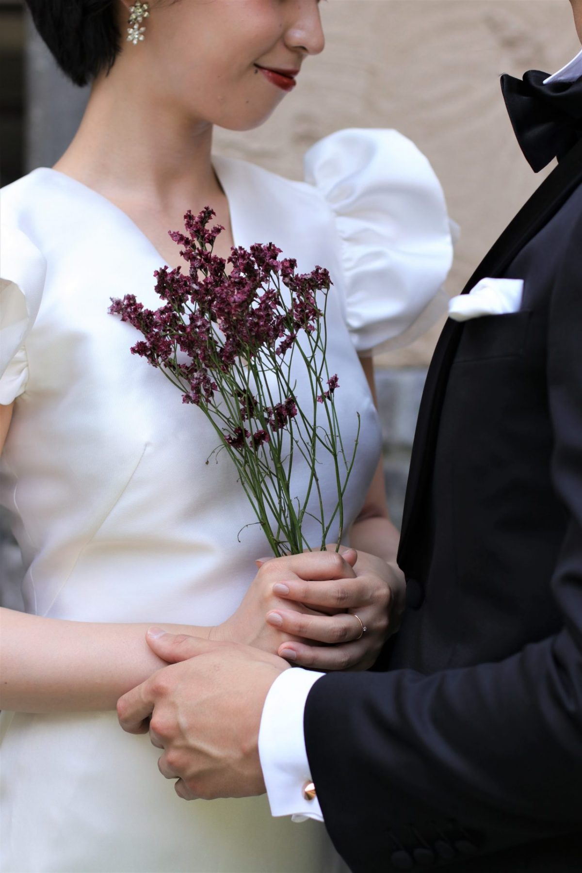 赤坂プリンスクラシックハウスの専属提携ドレスショップである、THETREATDRESSINGADDITION店に新作入荷したハーフペニー・ロンドンは、秋の結婚式ではボルドーや赤のブーケを合わせるとおしゃれな花嫁に人気がでそうです。