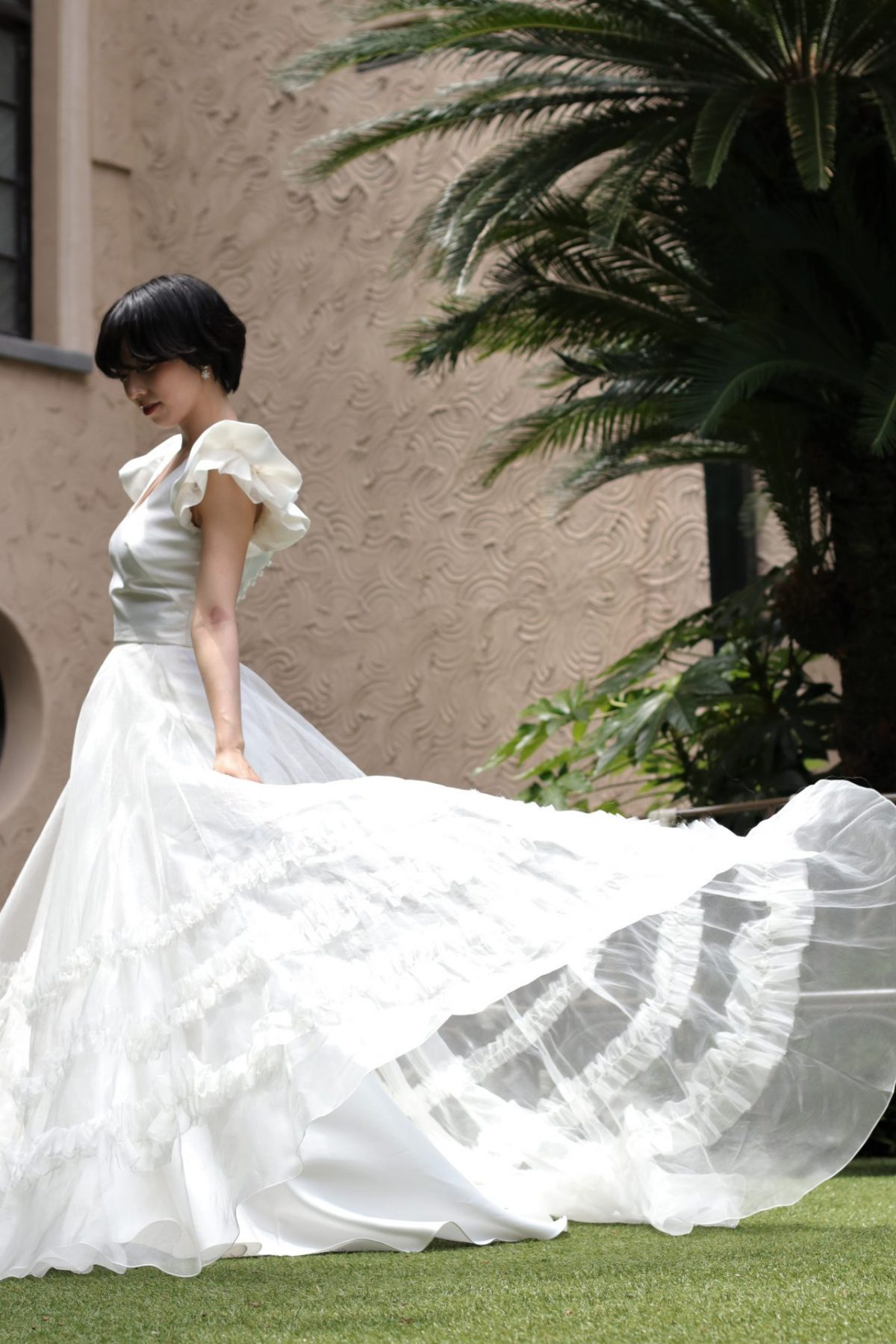 マーメイドラインのウェディングドレスに、オーバースカートを合わせるとシンプルなAラインに変化する2wayのウェディングドレスは、挙式や披露宴、二次会とシーンに合わせてコーディネートを楽しめます