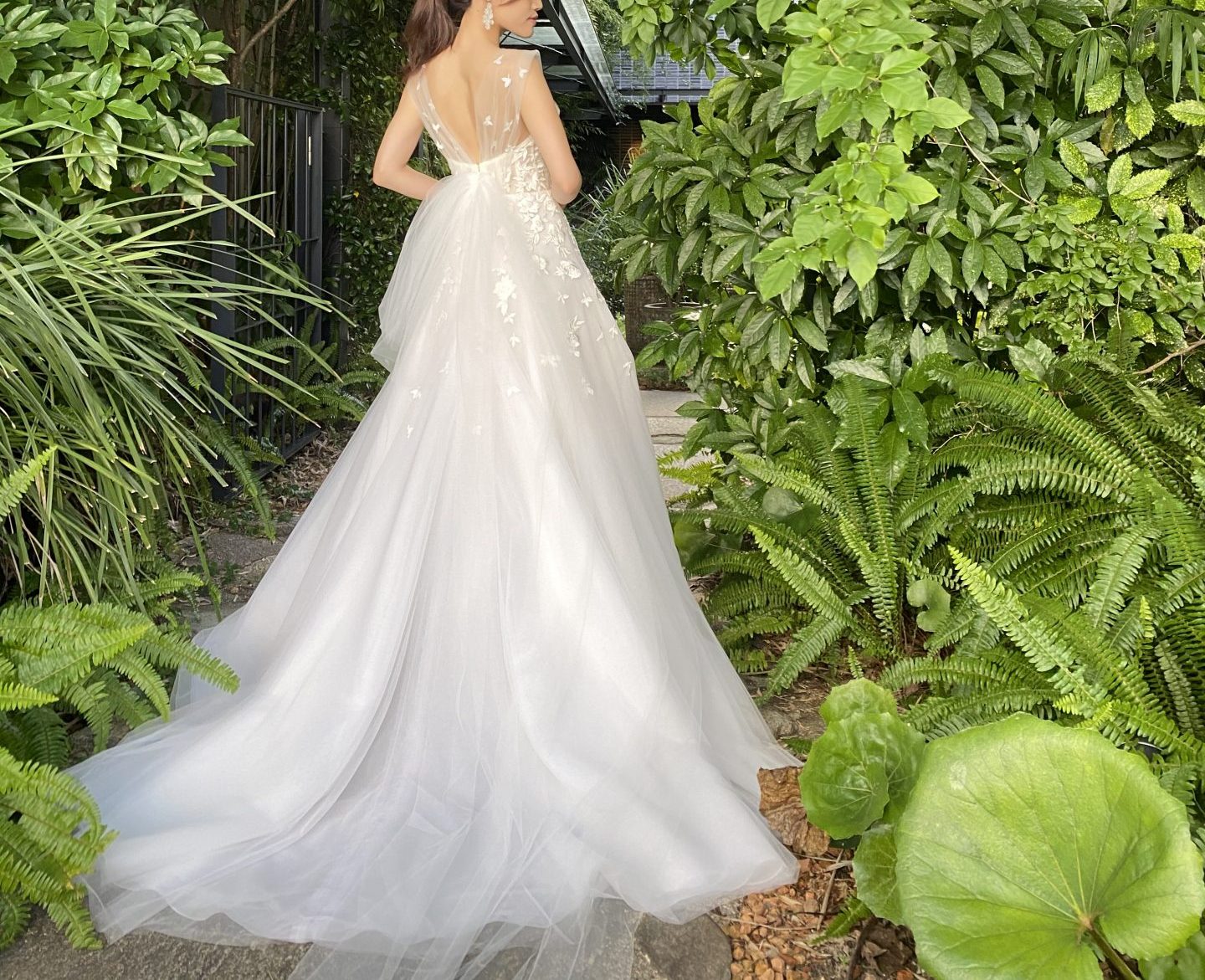 左右で長さの異なるバックリボンは、甘くなりすぎずエレガント。骨格ウェーブや骨格ナチュラルでも綺麗にお召いただけるインポートドレス