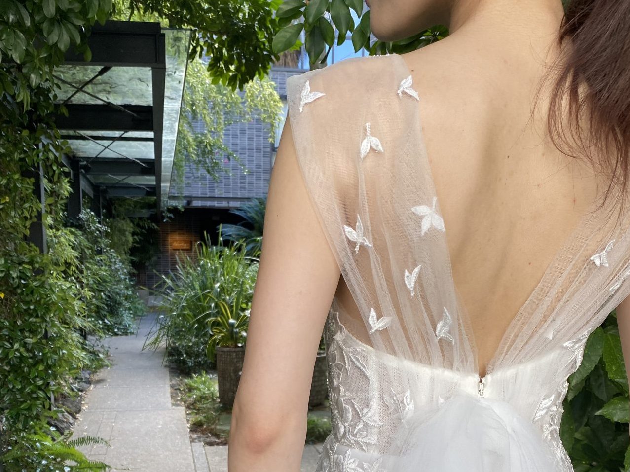 肩のレース部分にはリーフのモチーフの刺繍が施された、遊び心のあるウェディングドレスは、福岡のプレ花嫁様似もお召頂きたいおしゃれな一着