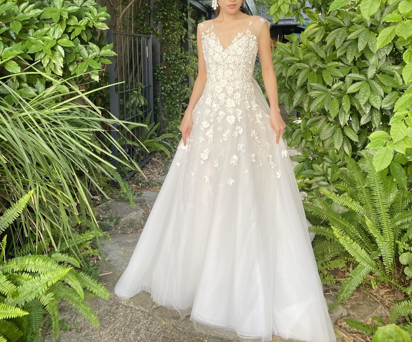 デコルテやウエストラインにこだわり、女性の体のラインを美しく魅せてくれるキャロリーナ・ヘレラのレンタルウェディングドレス