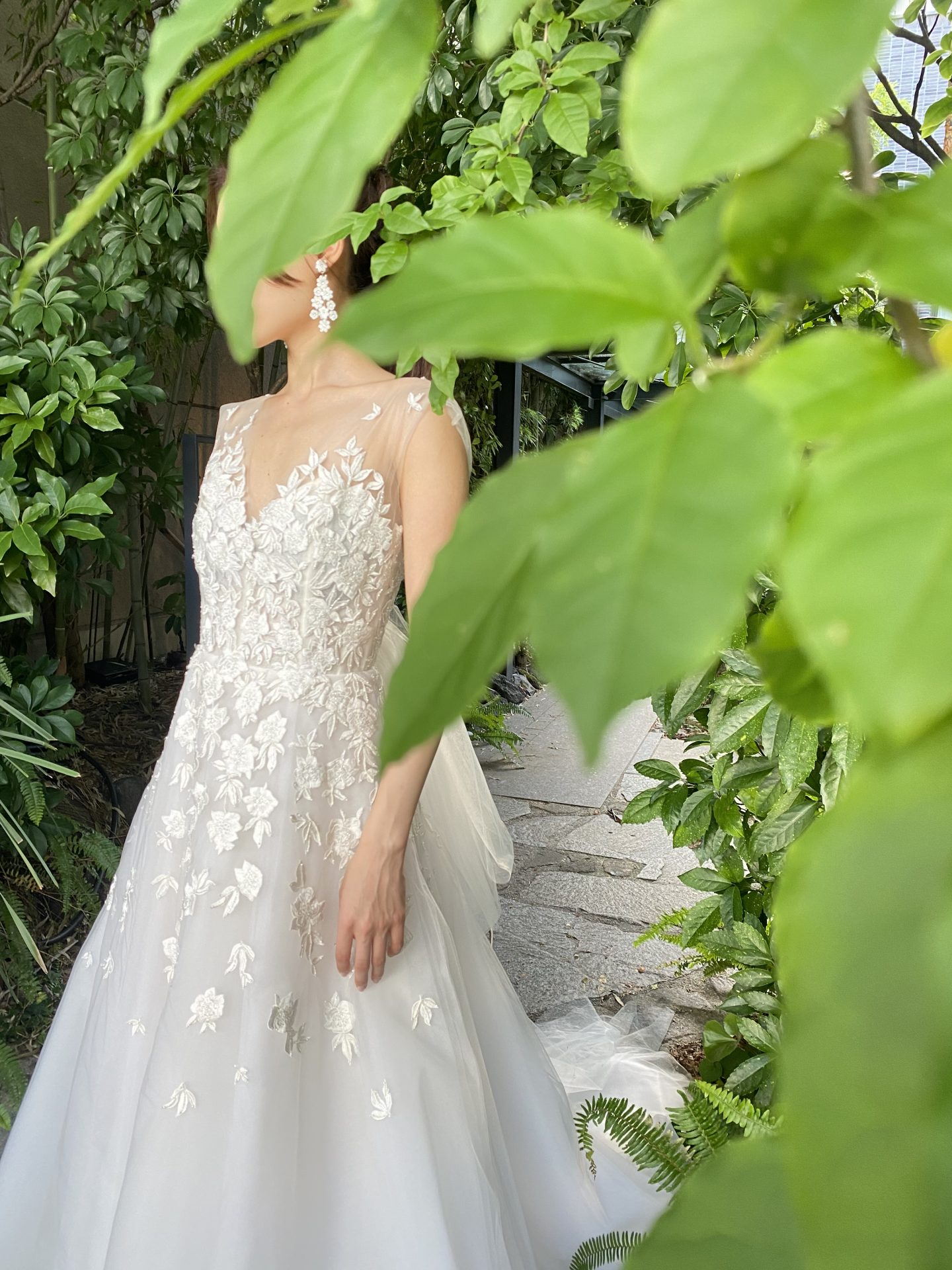 胸元からお花が溢れるようなデザインが施された、繊細な刺繍やビーディングの美しいキャロリーナ・ヘレラのレンタルウェディングドレス