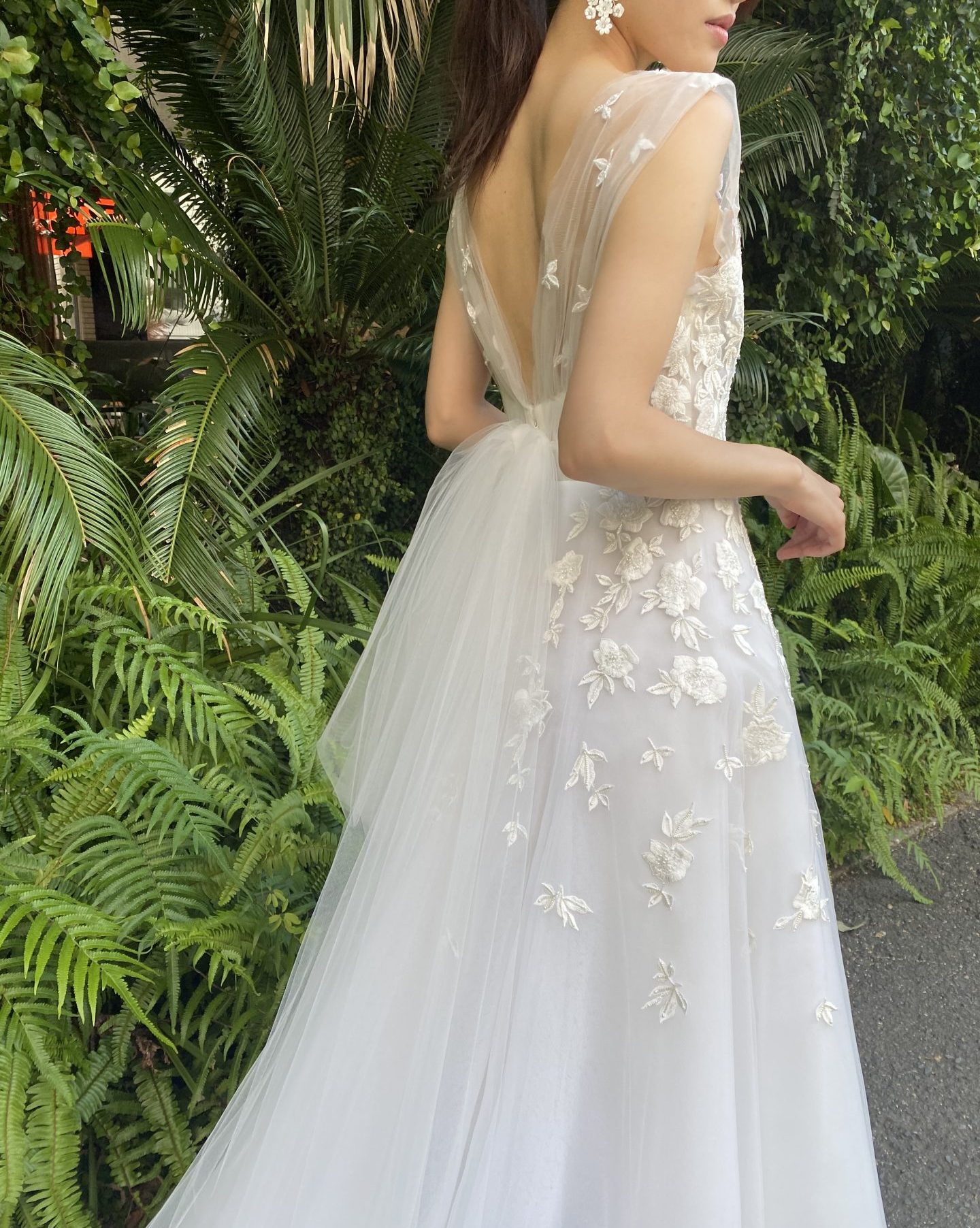 都心にありながらリゾート感ある会場ウィズザスタイルのドレスショップの繊細な刺繍やビーディングが美しいチュール素材の新作ウェディングドレス