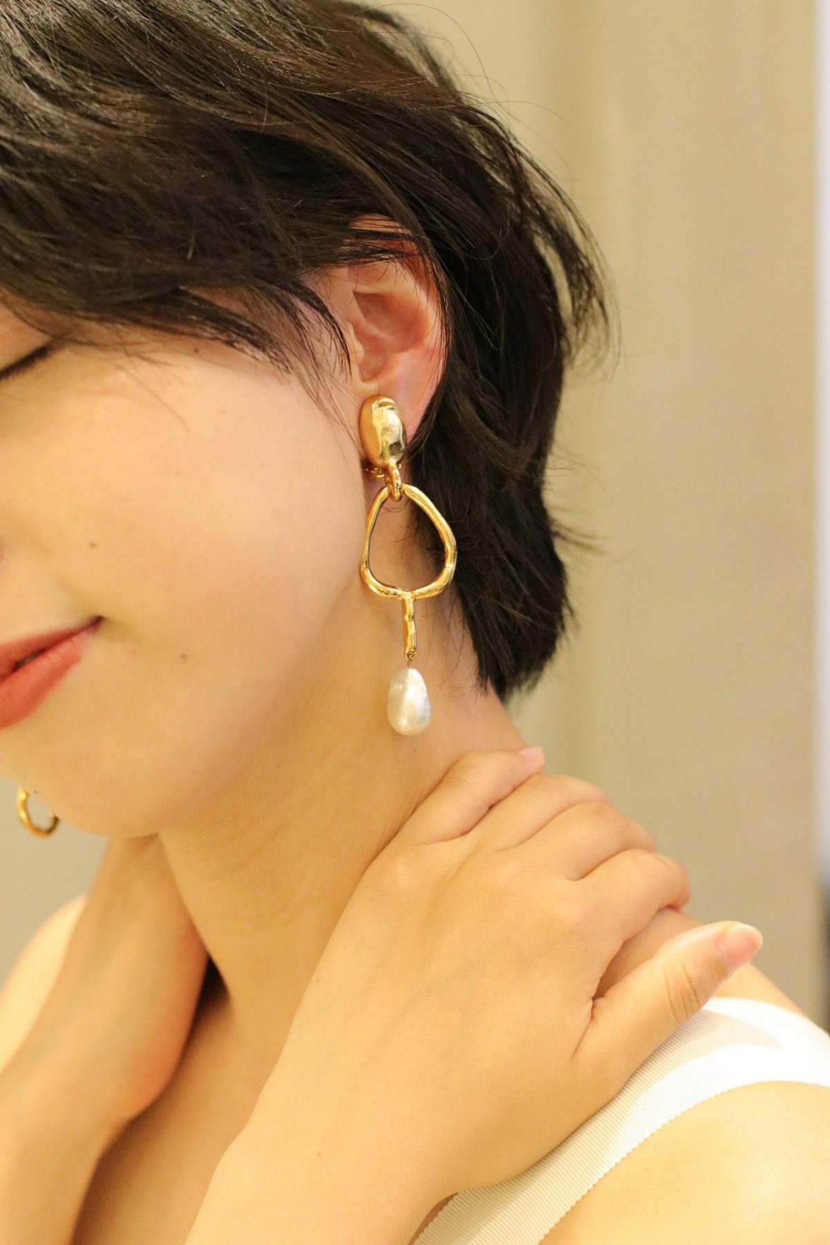 ゴールドのアクセサリーで、存在感のあるオスカーデラレンタの新作のイヤリングは、アシンメトリーなデザインで個性的でファッショナブルなお式をお考えのプレ花嫁様におすすめです。