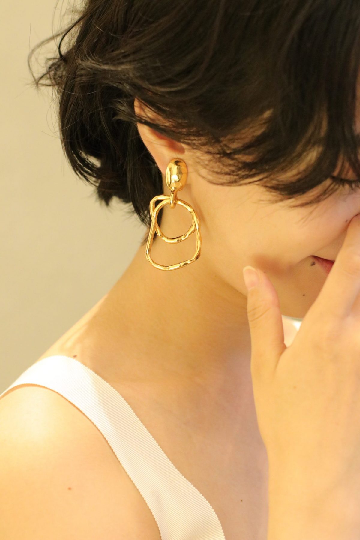 OscardelaRenta (オスカー・デ・ラ・レンタ)の新作イヤリングは上品なゴールドのイヤリングで、シンプルなドレスに合わせることでスタイリッシュに仕上げてくれます。