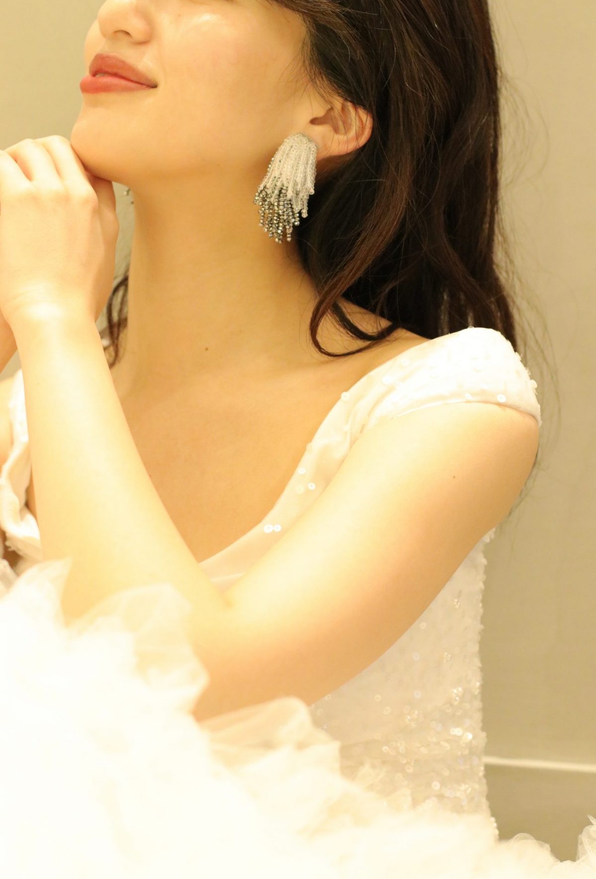 おしゃれな花嫁様がお色直しで選んだのは、フリンジやタッセルのような大振りなビーズの輝きが美しいイヤリングで、ゆるめのウェーブがかったダウンへアのスタイルによく合います。