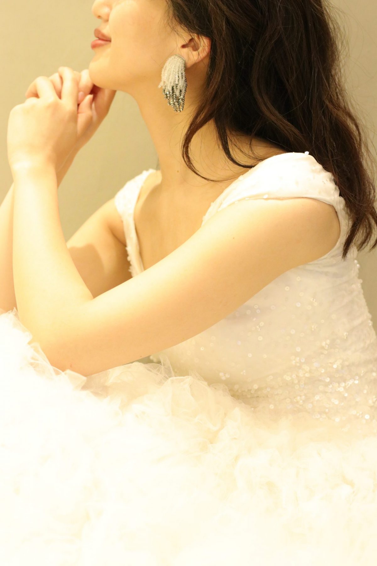 東京の広い披露宴会場では圧倒的な存在感 を放つ、リーム・アクラのウェディングドレスに合わせたスザンナ・デイのイヤリングでゲストの方々の記憶に残るおしゃれなブライズスタイルがおすすめです。