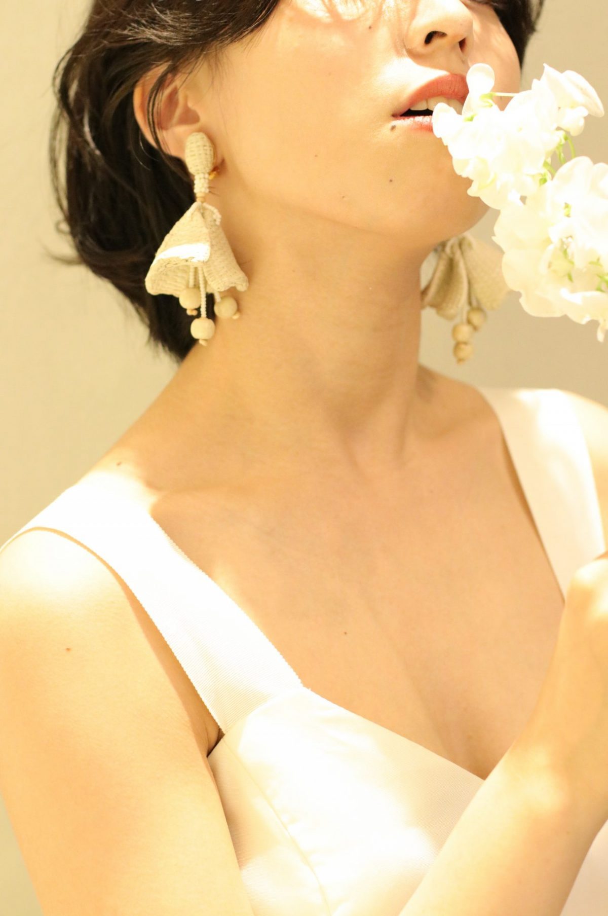 レストランウェディングやガーデンウェディングのようなアットホームな披露宴では、ショートヘアに大振りのイヤリングのコーディネートもよく映え、多数のインポートイヤリングをTHETREATDRESSING アディション店にてお取り扱いしております。