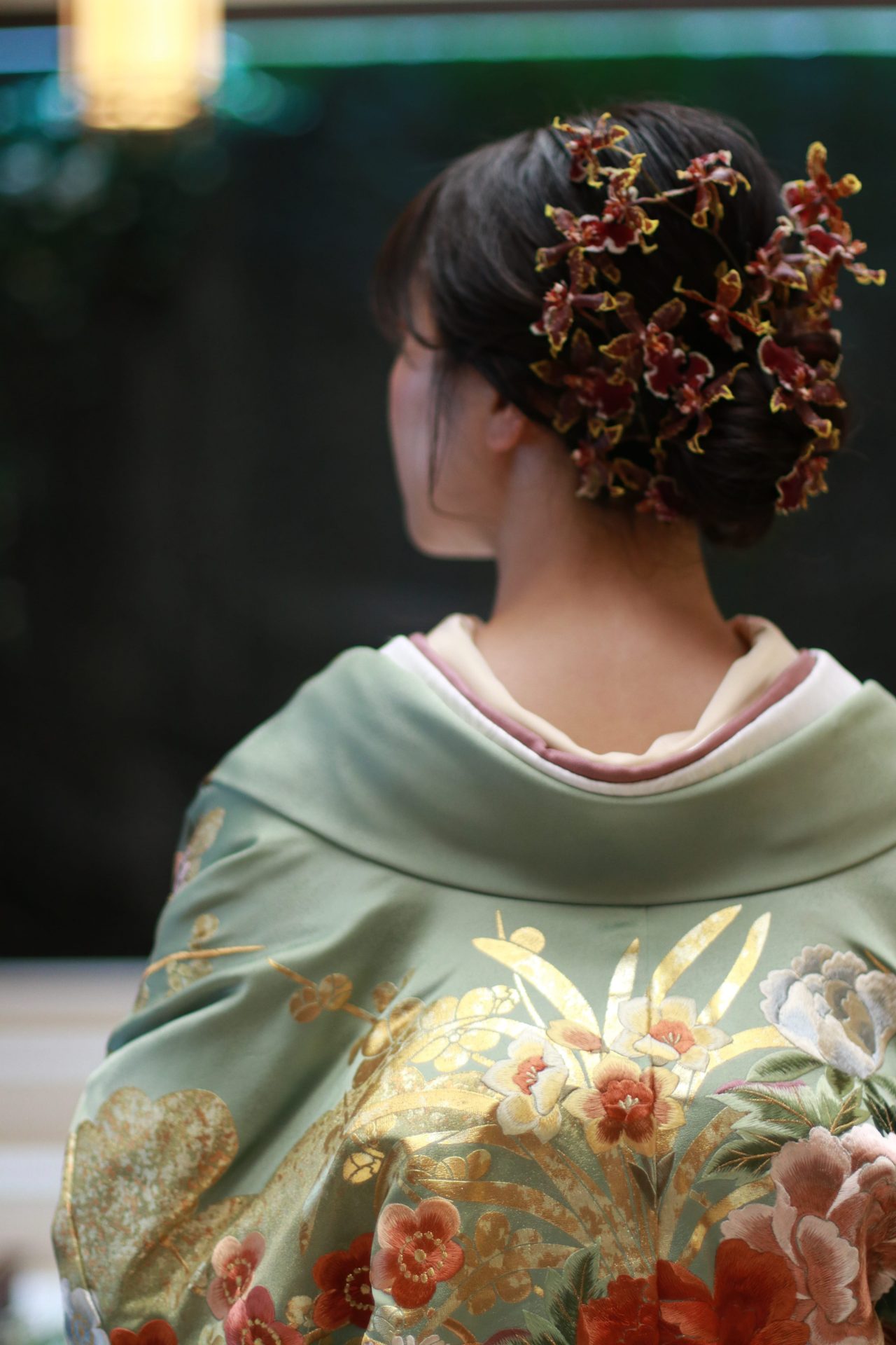 ザトリートドレッシングがおすすめする洋髪と生花のモダンな雰囲気のスタイリング