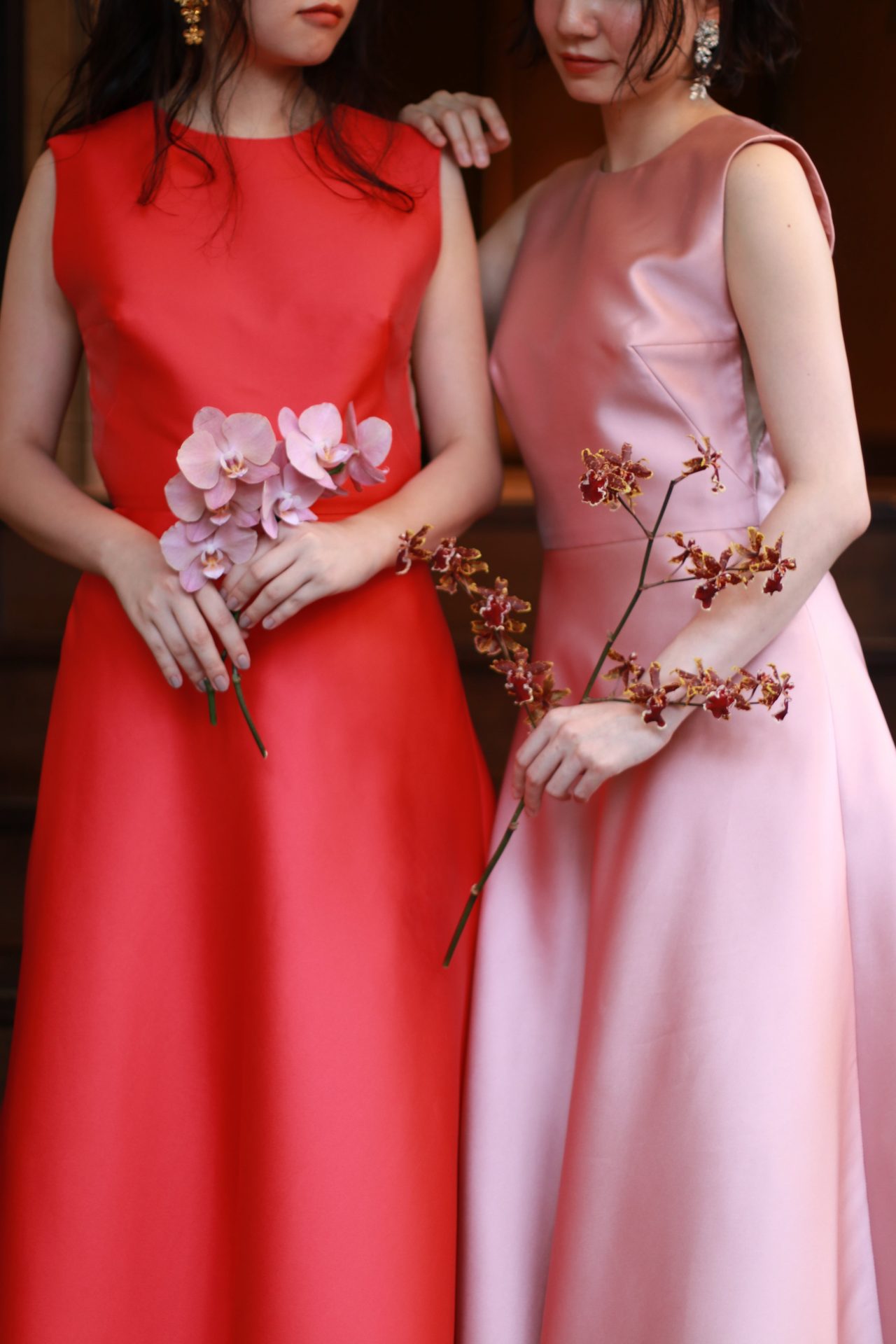 トリートドレッシング名古屋店で取り扱う光沢のあるサテンが綺麗なリームアクラの赤とピンクのAラインドレス