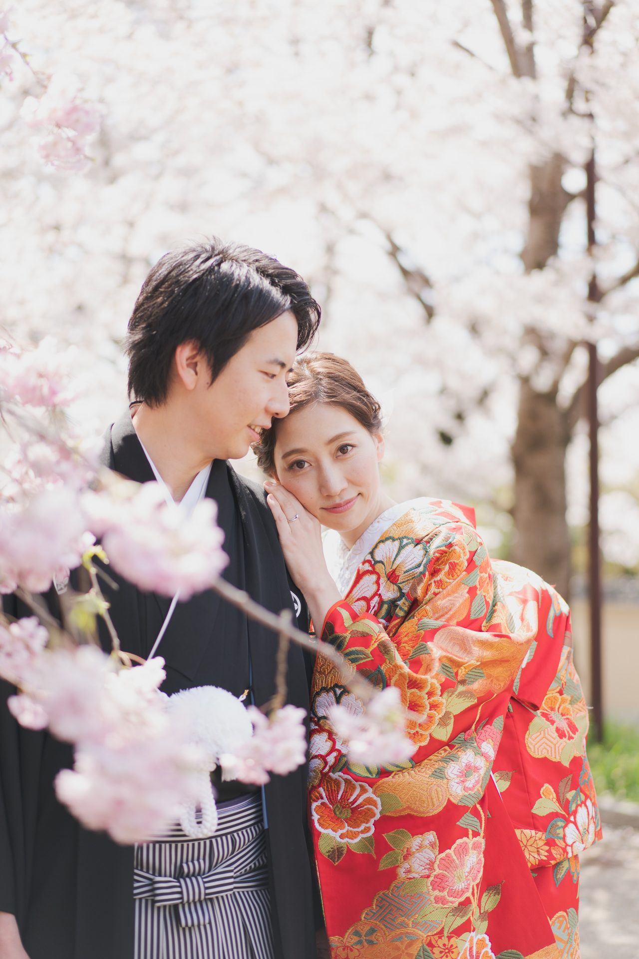 京都での和装前撮りにおすすめのザトリートドレッシング京都店の赤地とお花の柄行の色打掛