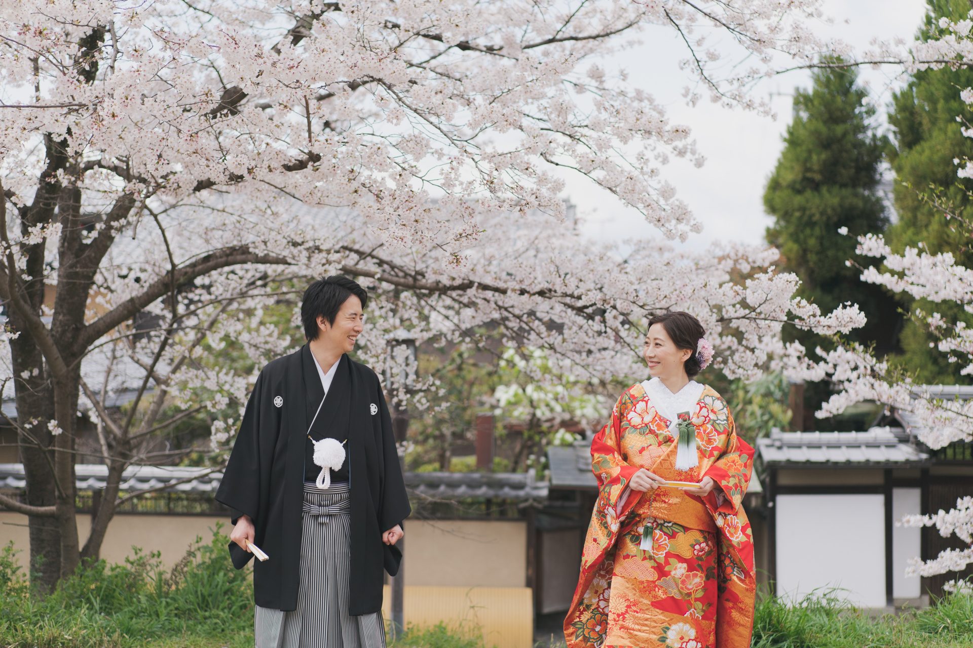 ザトリートドレッシング京都店にてお取り扱いをしている赤色の色打掛で過ごす京都での和装前撮り