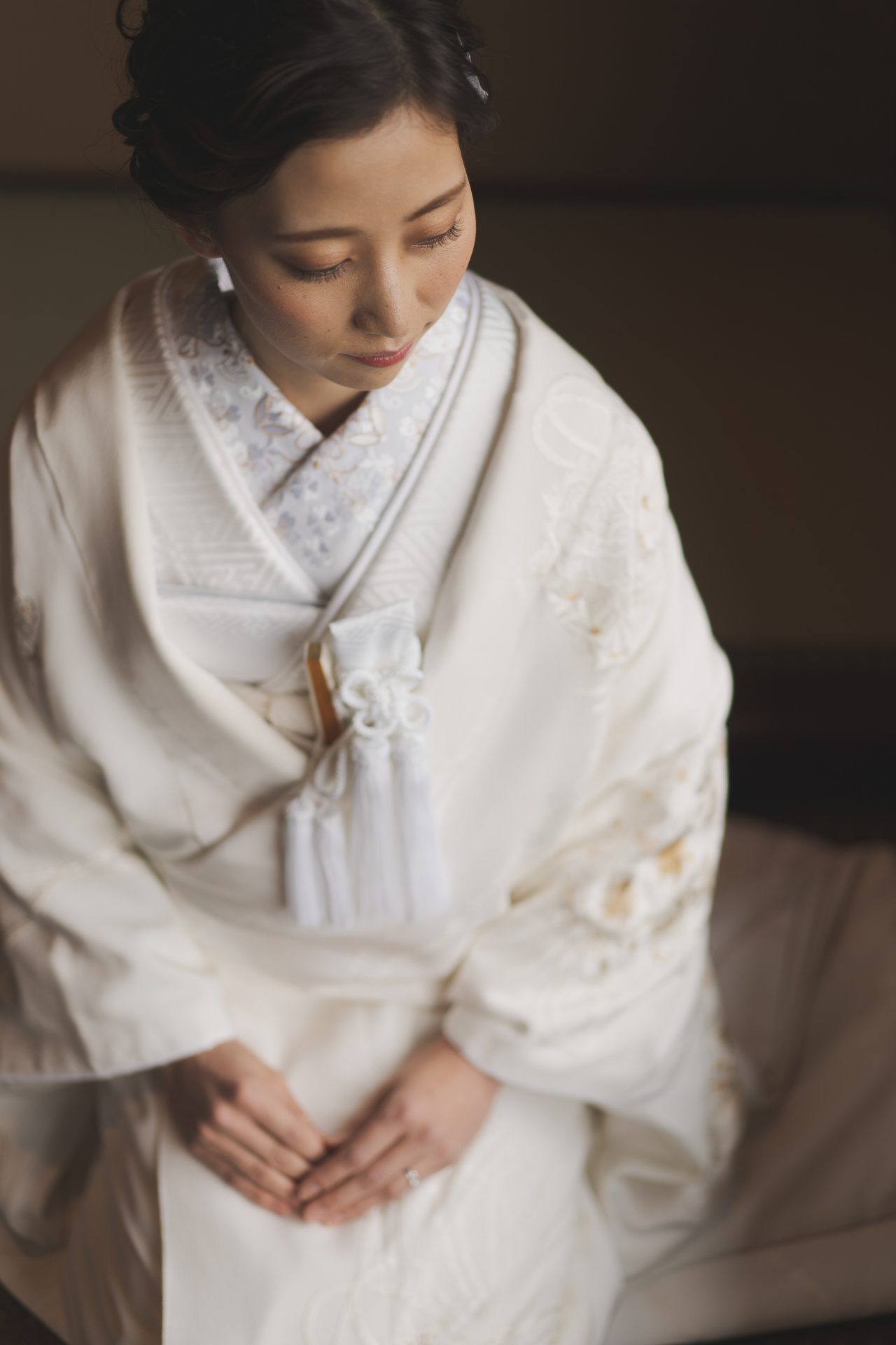 上品な鶴とお花の金刺繍が施されたザトリートドレッシング京都店にてお取り扱いをしている白無垢での前撮り