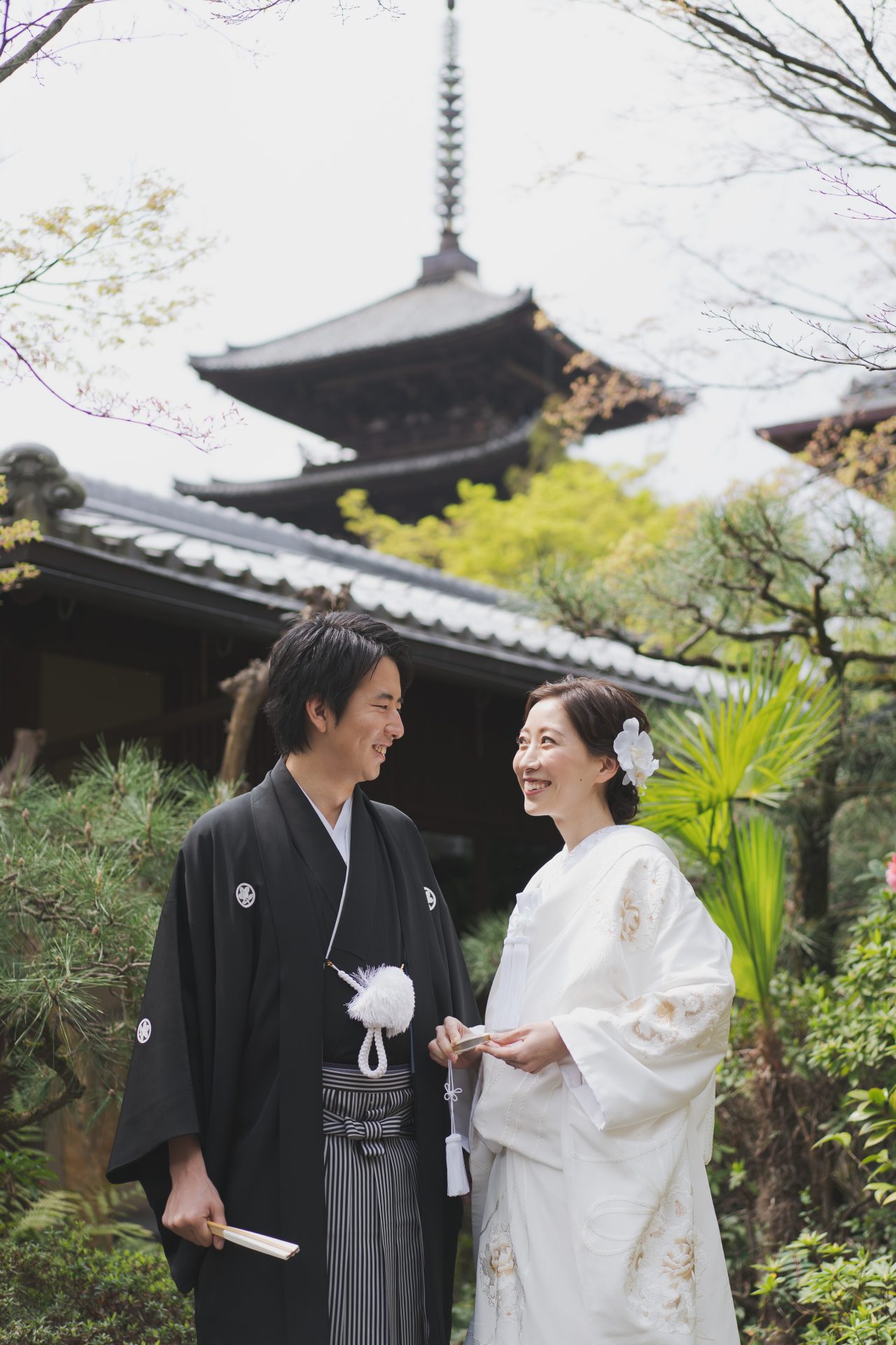 ザソウドウ東山京都でザトリートドレッシング京都店の金刺繍が施された白無垢と黒羽二重の紋付袴を着た前撮りのご紹介