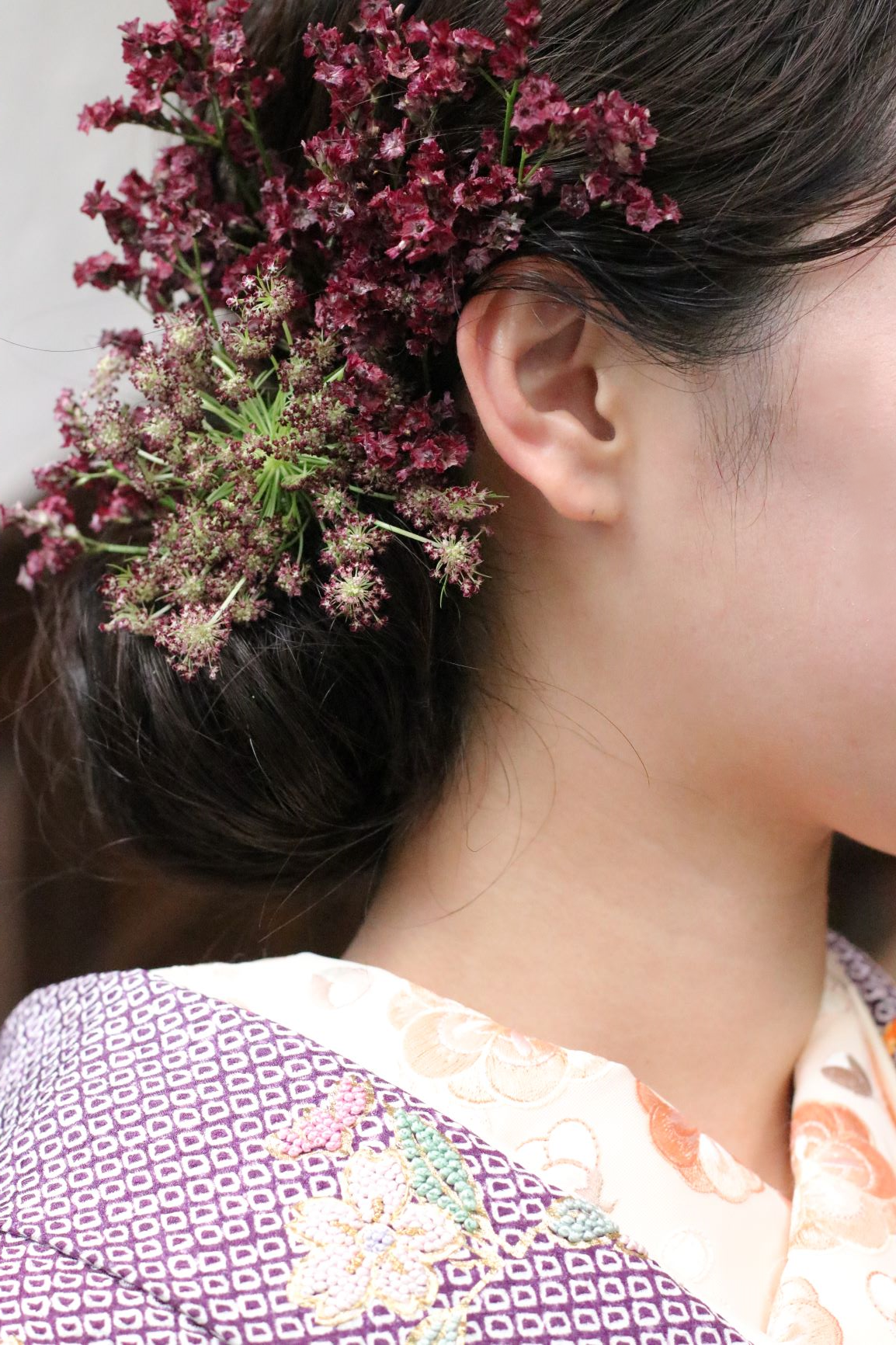 ウェディングドレスのセレクトショップ、ザ・トリート・ドレッシングの淡い紫色の本振袖に合わせたのはヘッドアクセサリーは、同じ紫の色味の生花でアレンジしたもので、お打ち合わせの中でドレスコーディネーターがご提案させていただきました
