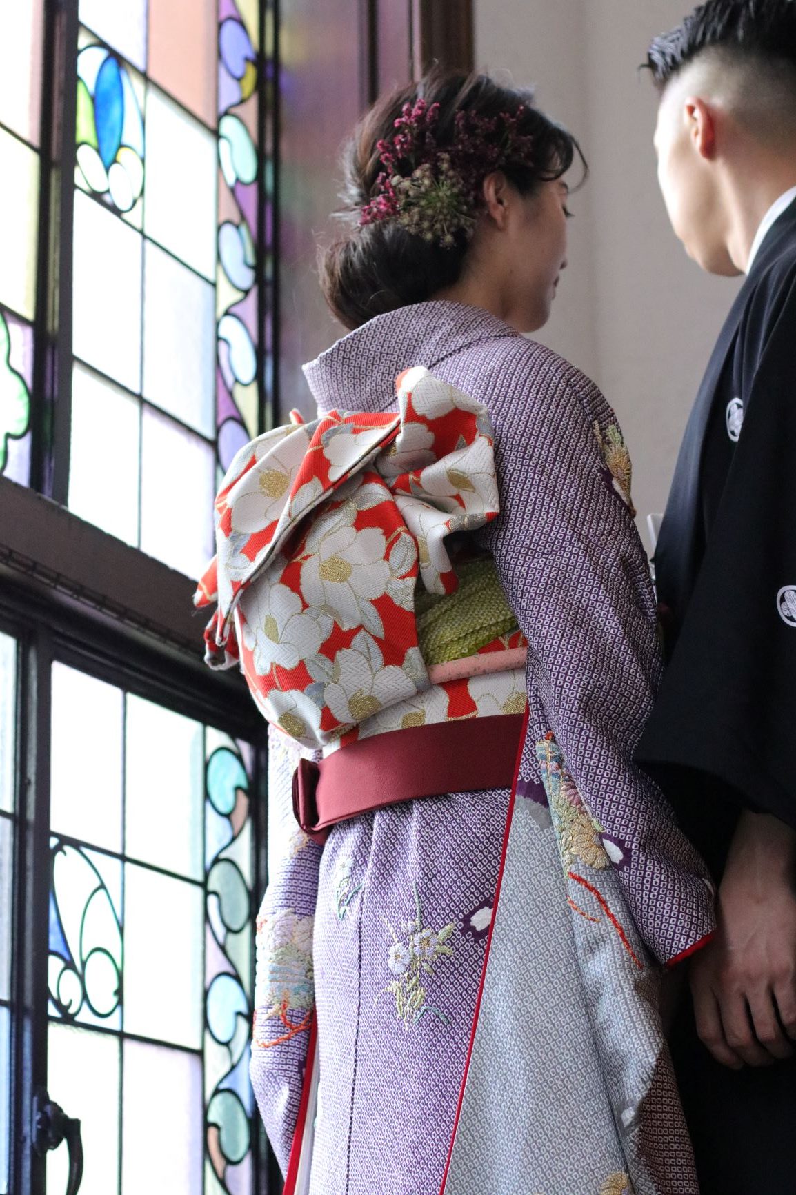 帯の結び方やお小物の合わせ方によって印象を変える本振袖は正面だけでなくバックスタイルも美しく、日本人女性らしい奥ゆかしく上品な印象中に花嫁様らしさを取り入れたコーディネートで、お写真を残していただくのはいかがでしょうか