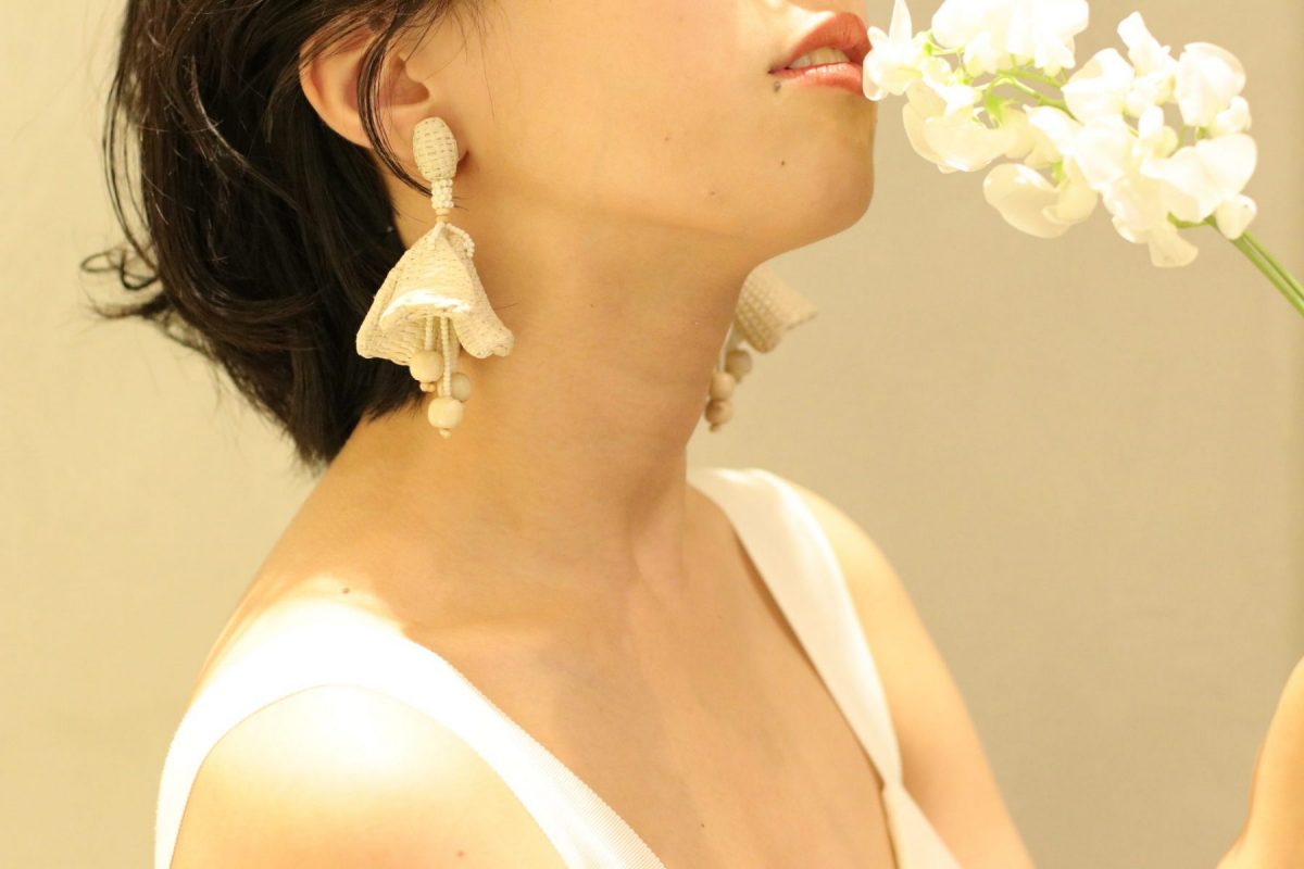 アメリカンクラッシックを代表するオスカー・デ・ラ・レンタの新作イヤリングは、軽やかな素材で出来ており春夏の挙式にカジュアルな雰囲気でお召しいただけます。