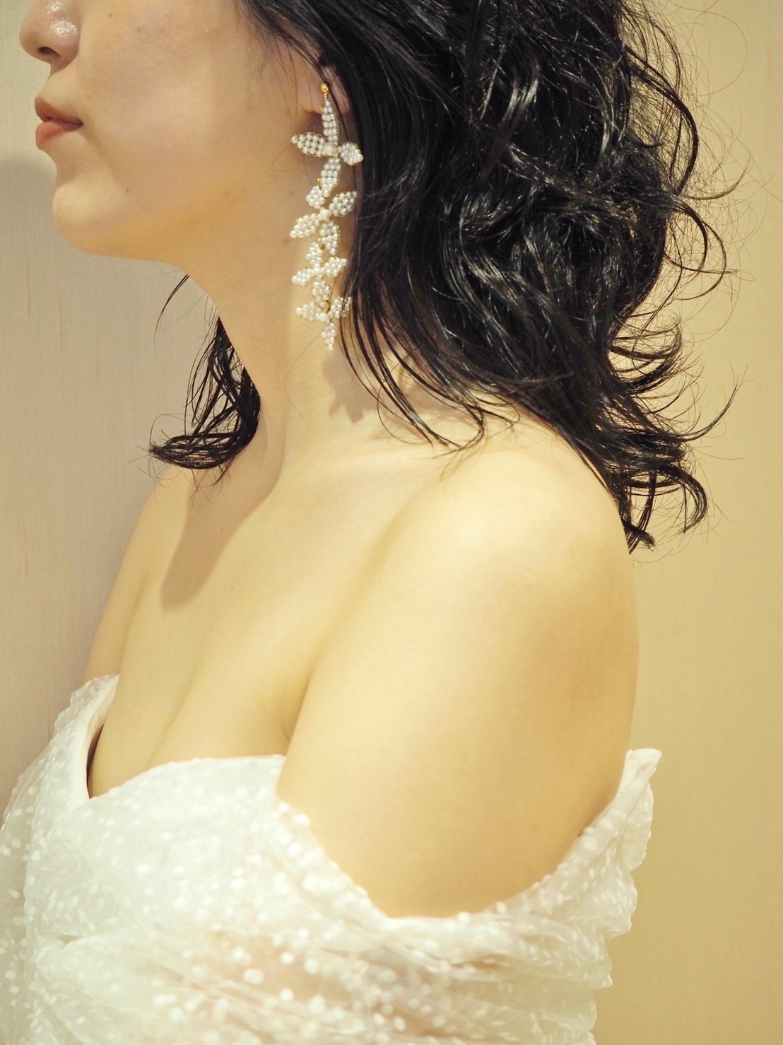 ザ・トリート・ドレッシング神戸店がおすすめするハーフペニーロンドンのオフショルダーウェディングドレスとエイビーエリーのパールフラワーイヤリングのコーディネートのご紹介