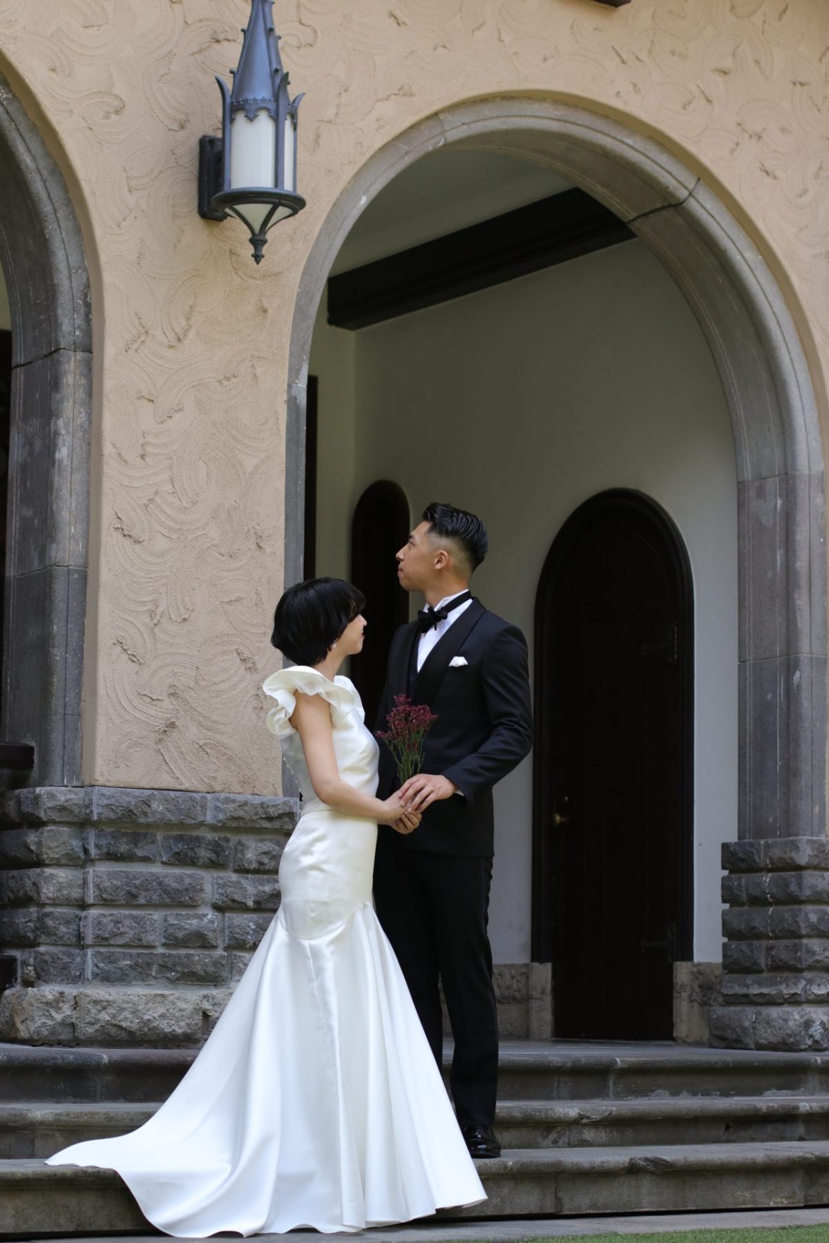 東京で人気の洋館での前撮りや結婚式はサテンのウェディングドレスとブラックのタキシードでトータルコーディネートするとクラシックでレトロな印象になります