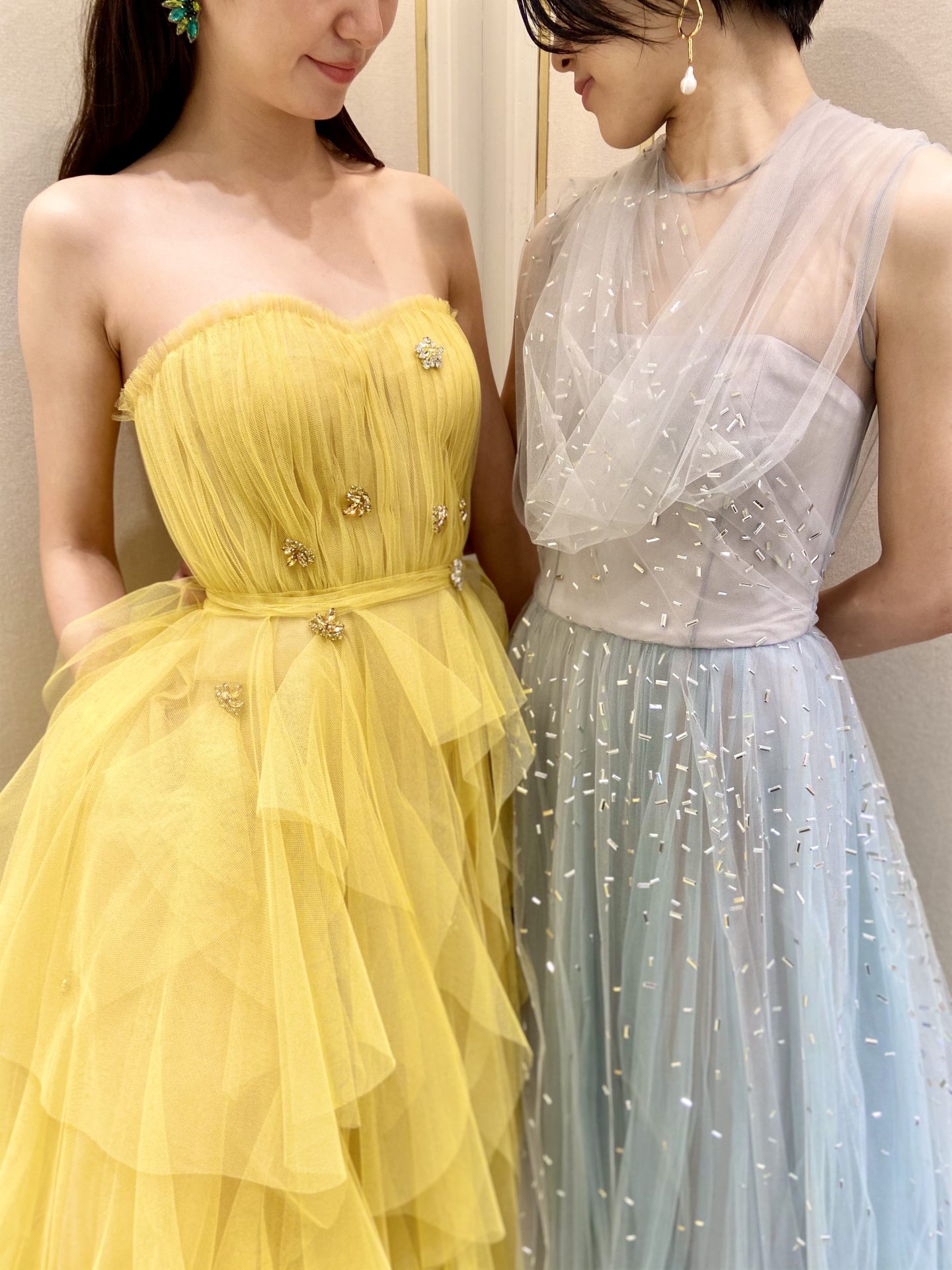 ザ・トリート・ドレッシング大阪店に入荷した新作の色鮮やかなチュールのカラードレス