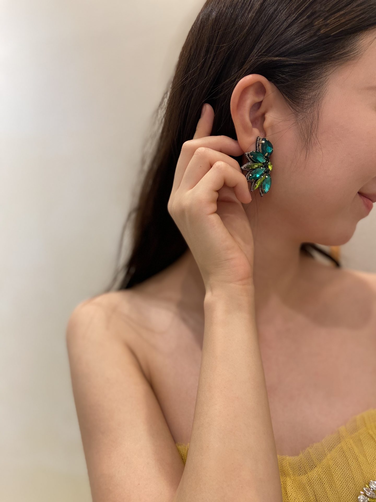 ザ・トリート・ドレッシングの黄色のカラードレスに合わせるグリーンのアイキャッチャーな大ぶりイヤリング