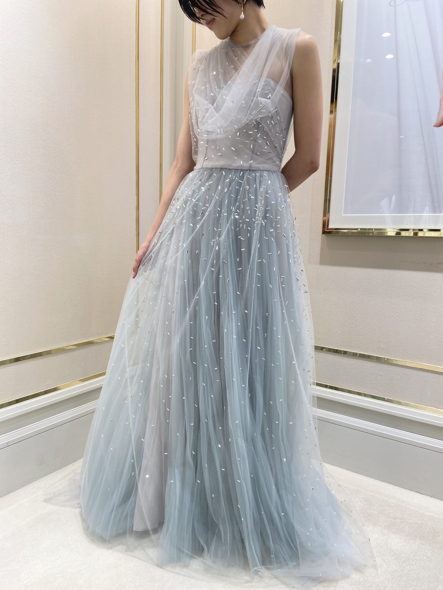 スモーキーブルーのニュアンスカラーとスパンコールが美しいマルコ アンド マリアの新作カラードレス
